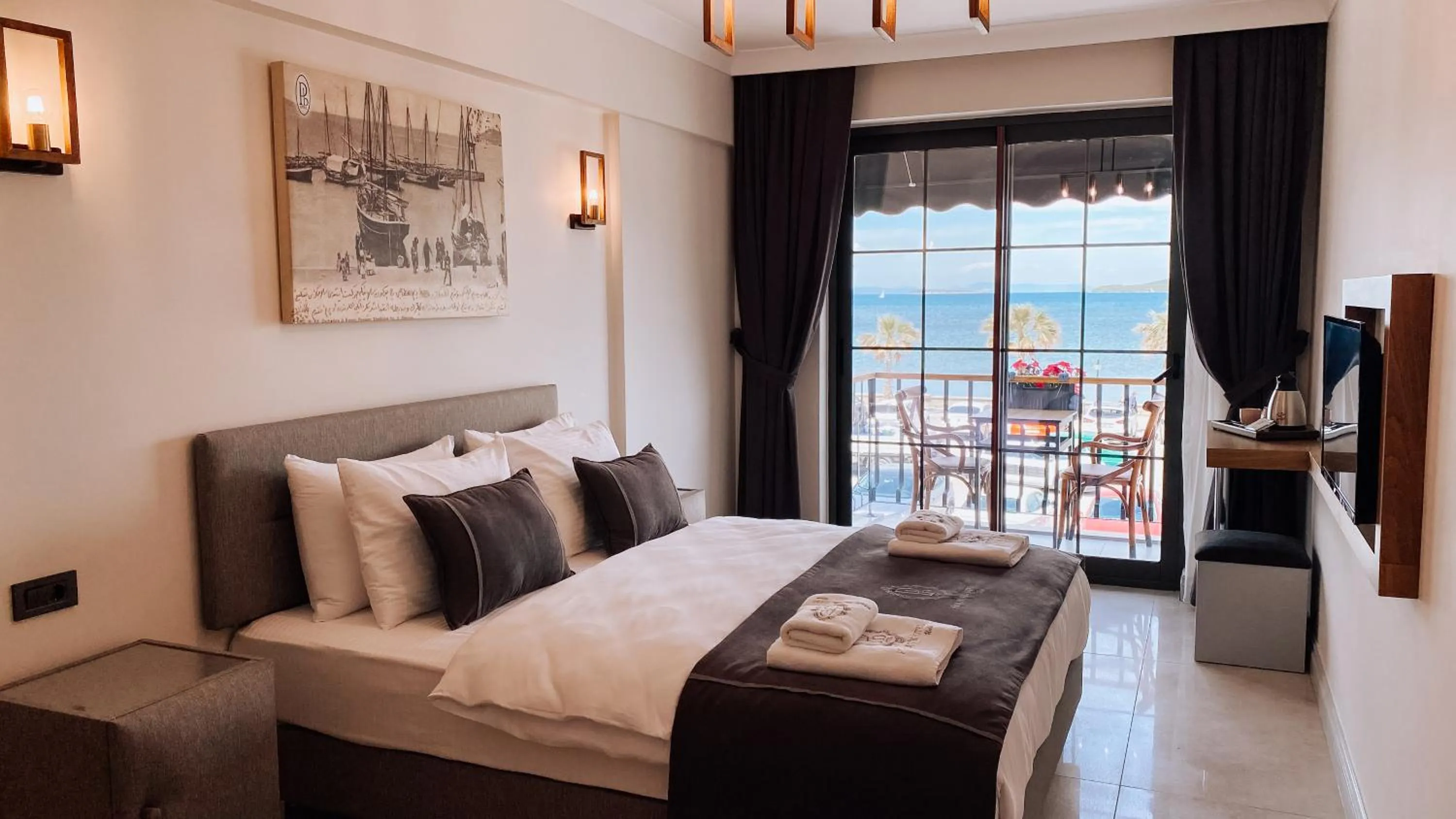 Bed in THE PİER OF URLA