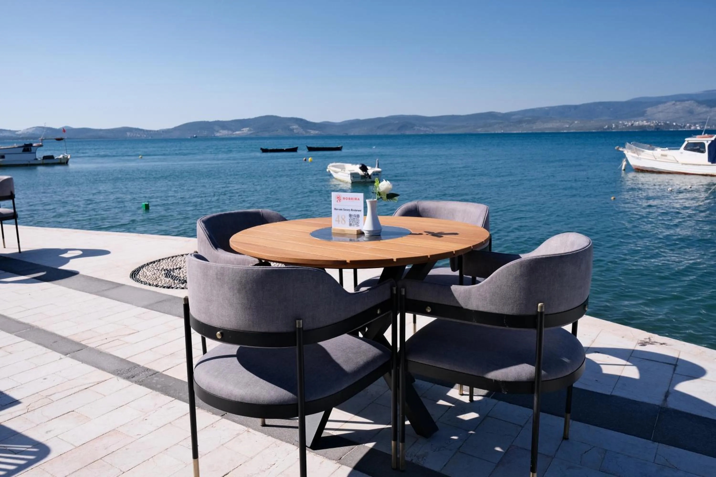 Restaurant/places to eat in ROSEIRA MAR-INN LUXURY