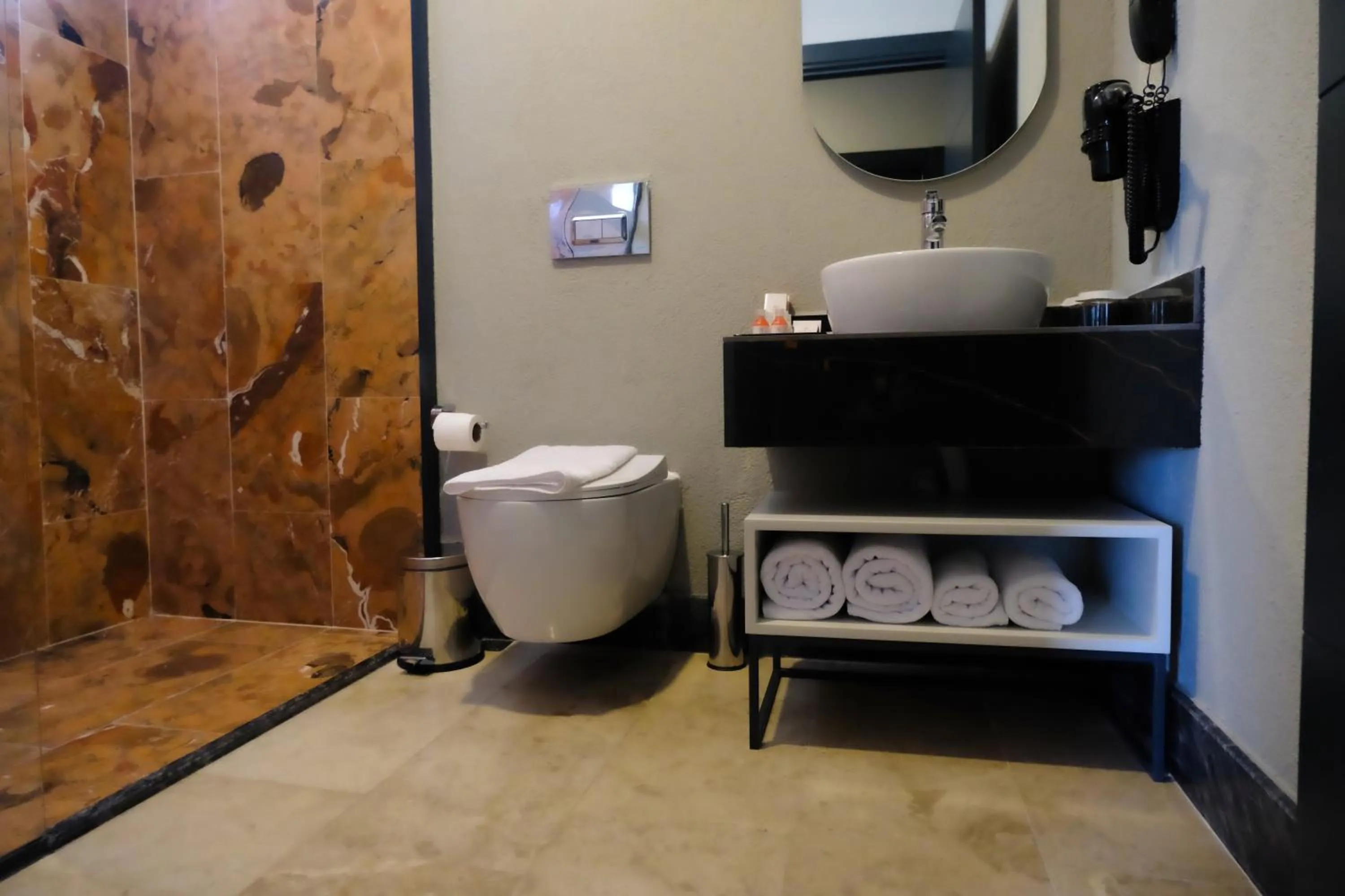 Toilet in ROSEIRA MAR-INN LUXURY