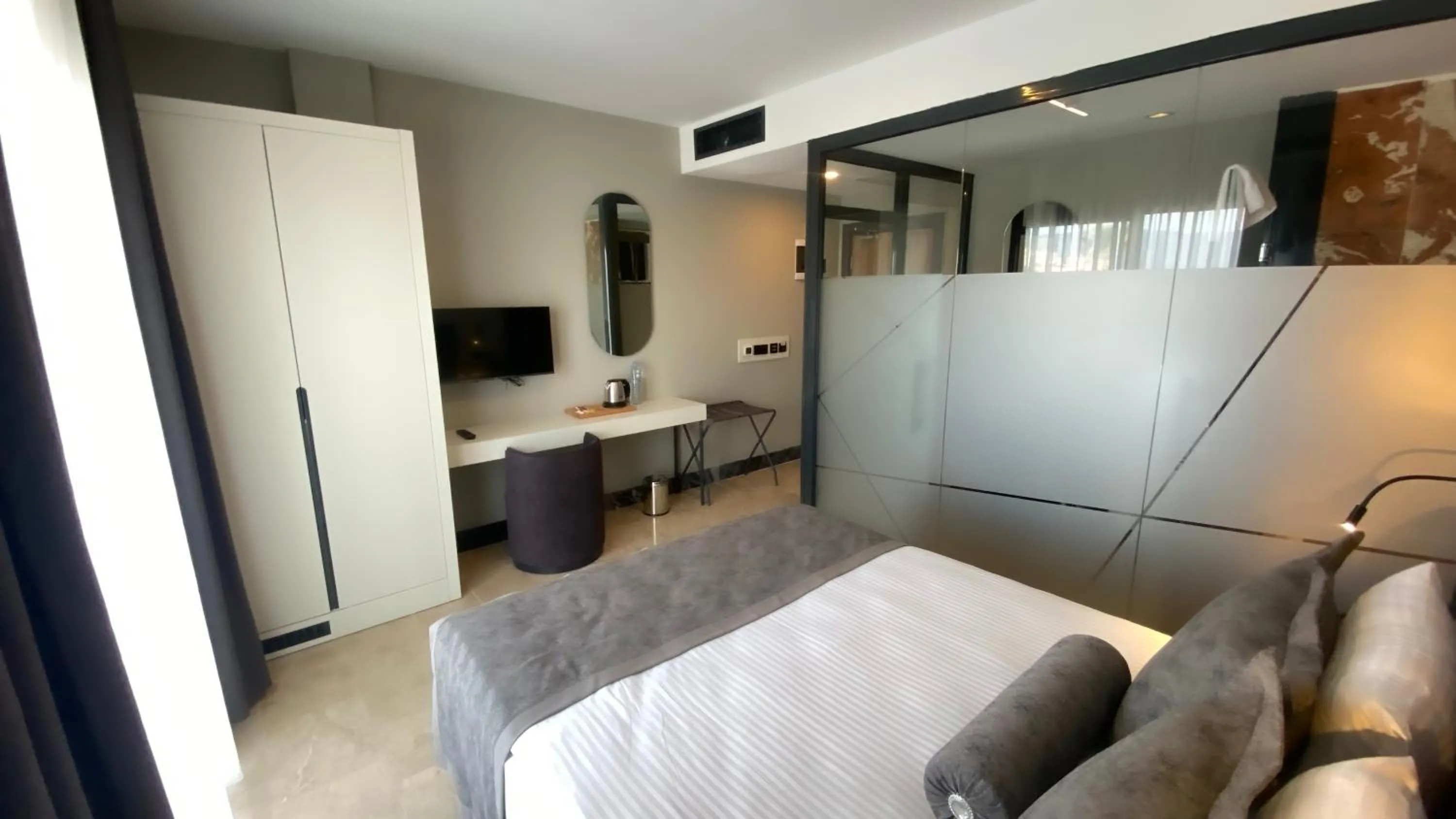 Photo of the whole room, Bed in ROSEIRA MAR-INN LUXURY