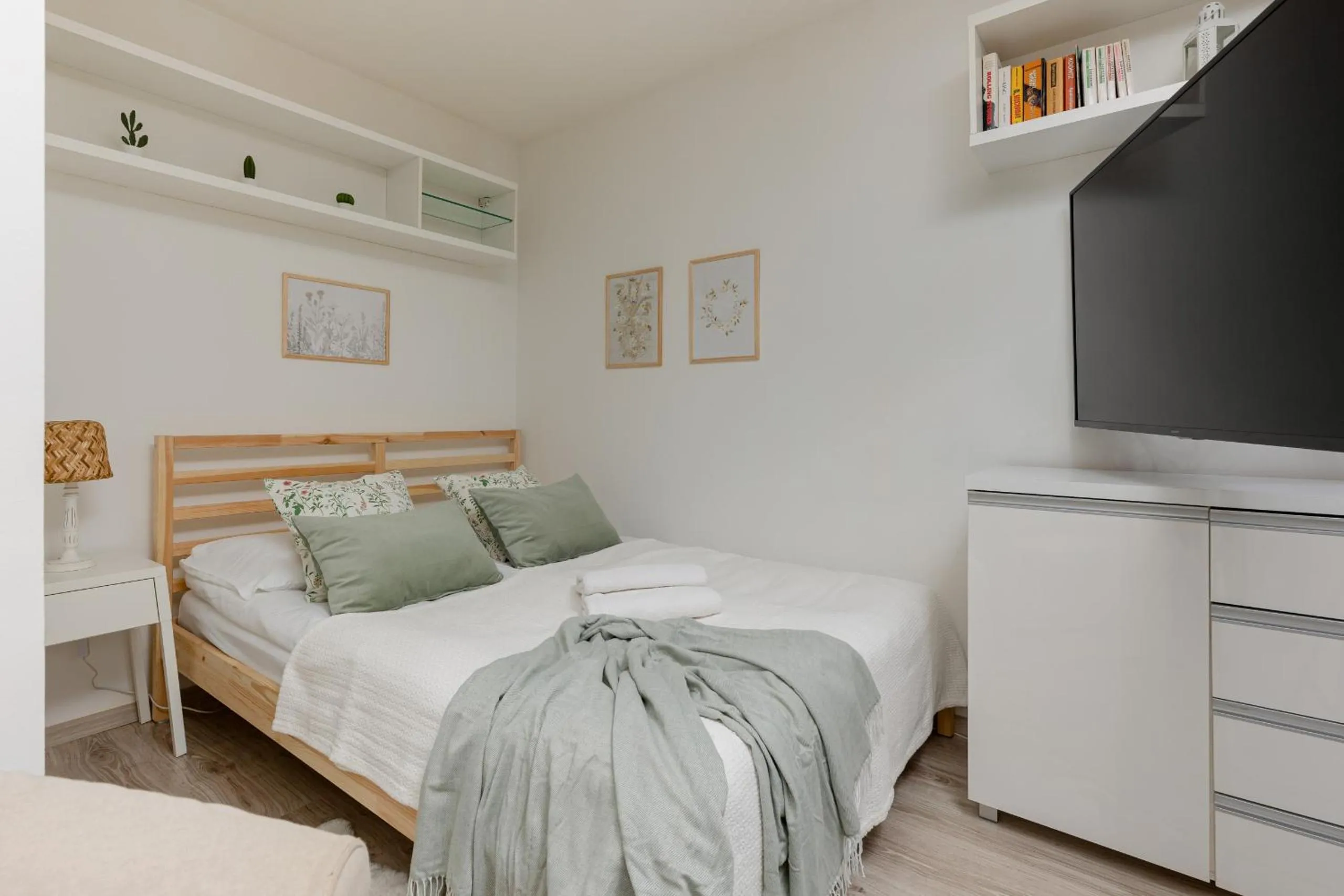 Light Studio with Balcony by Noclegi Renters