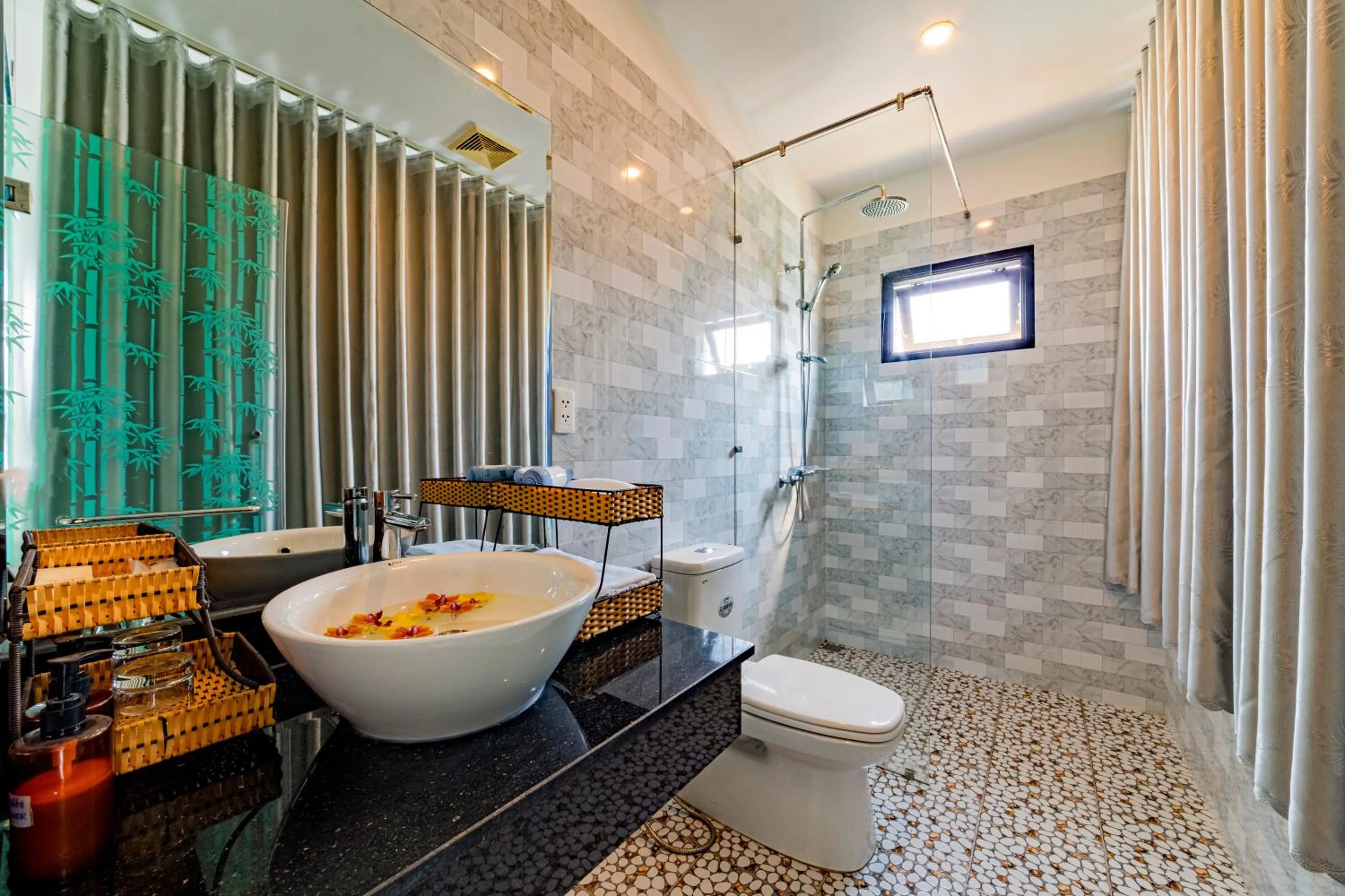Bathroom in Hoi An Heart hostel Villa - Bespoke