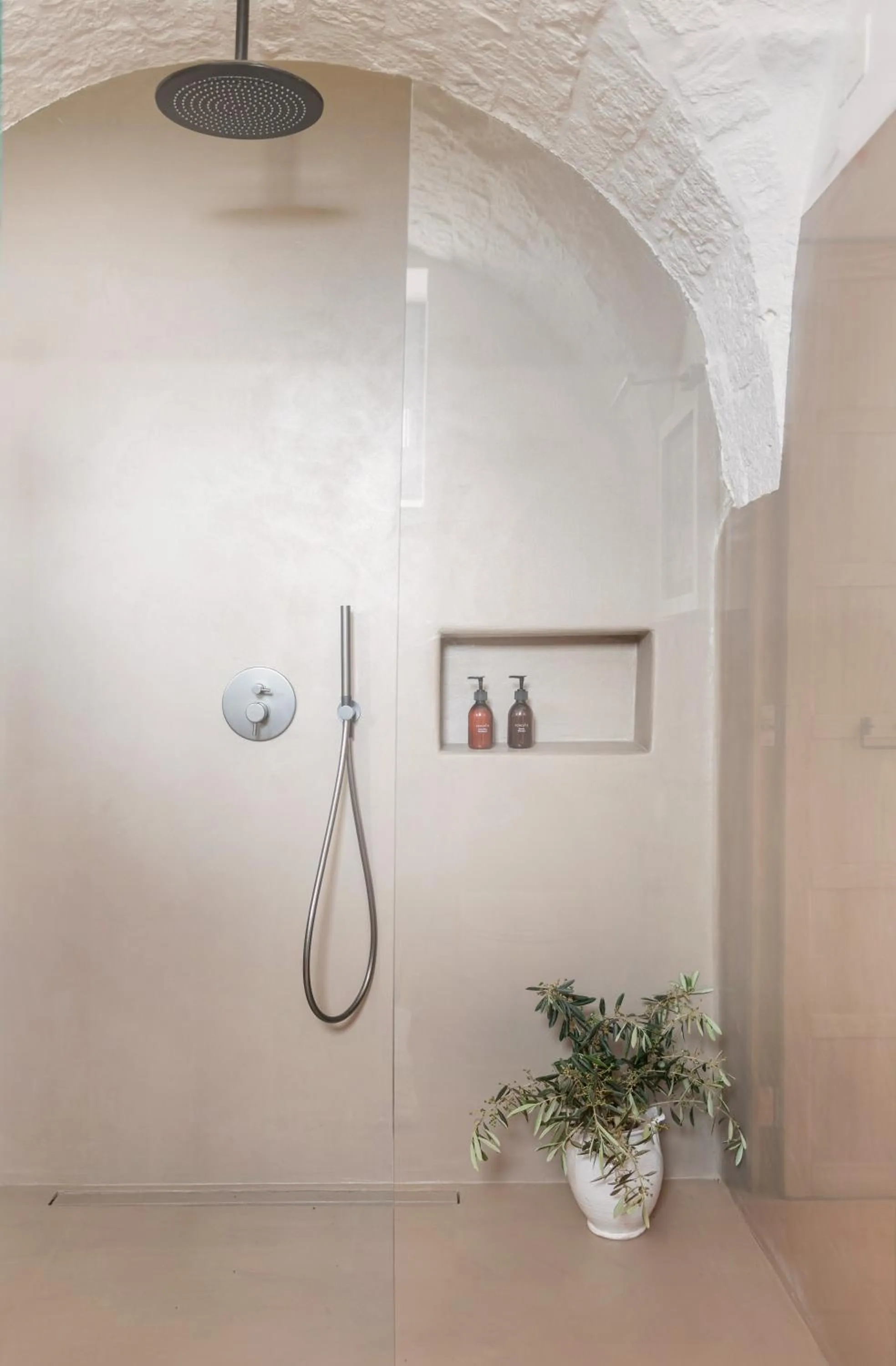 Shower in Masseria Auraterrae