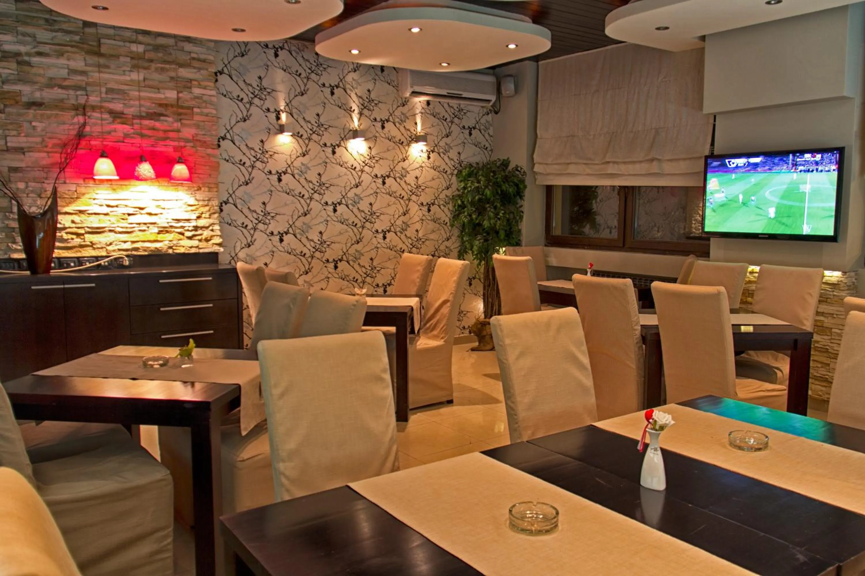 Restaurant/places to eat in Hotel Petrus