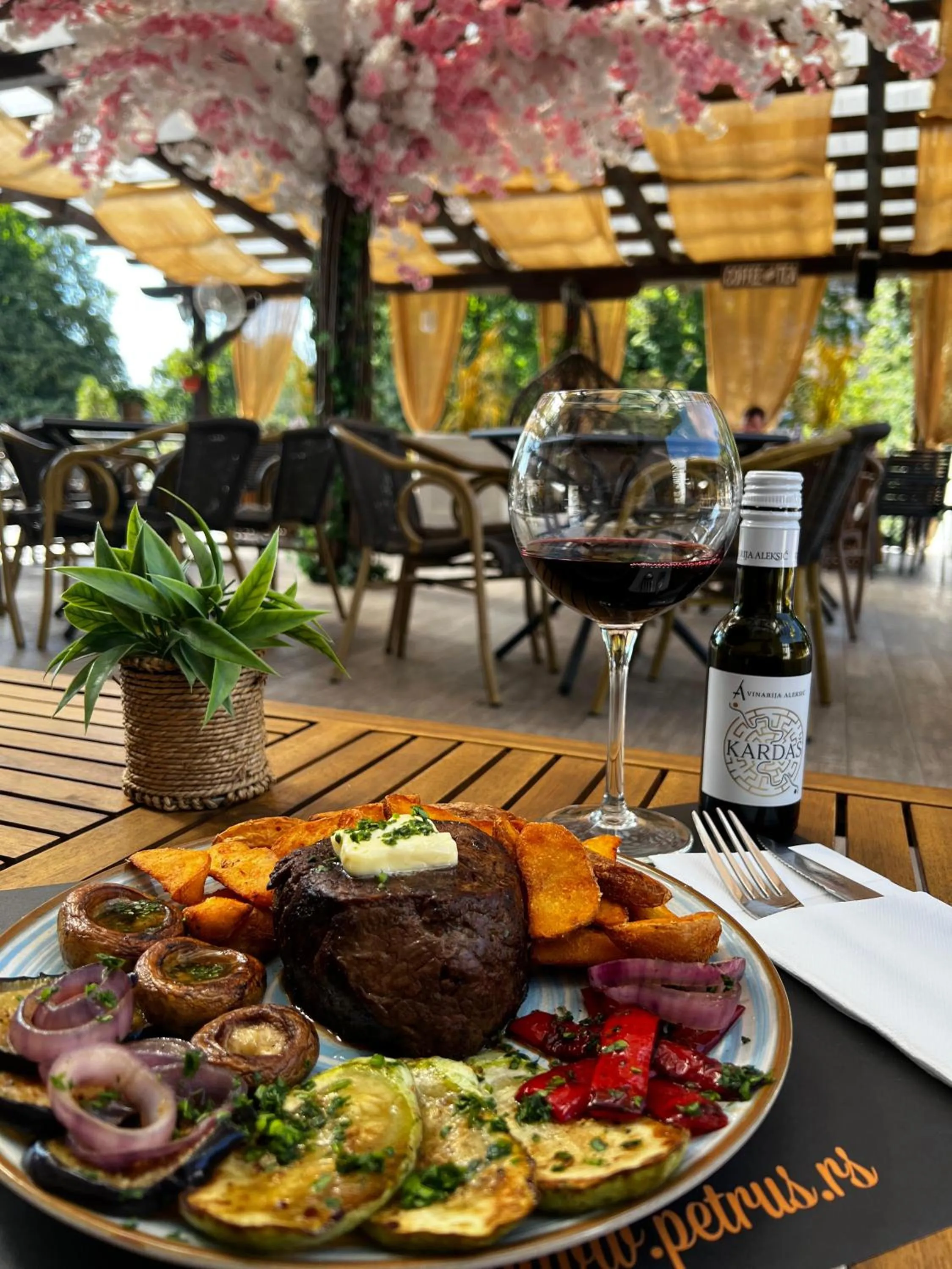 Restaurant/places to eat in Hotel Petrus