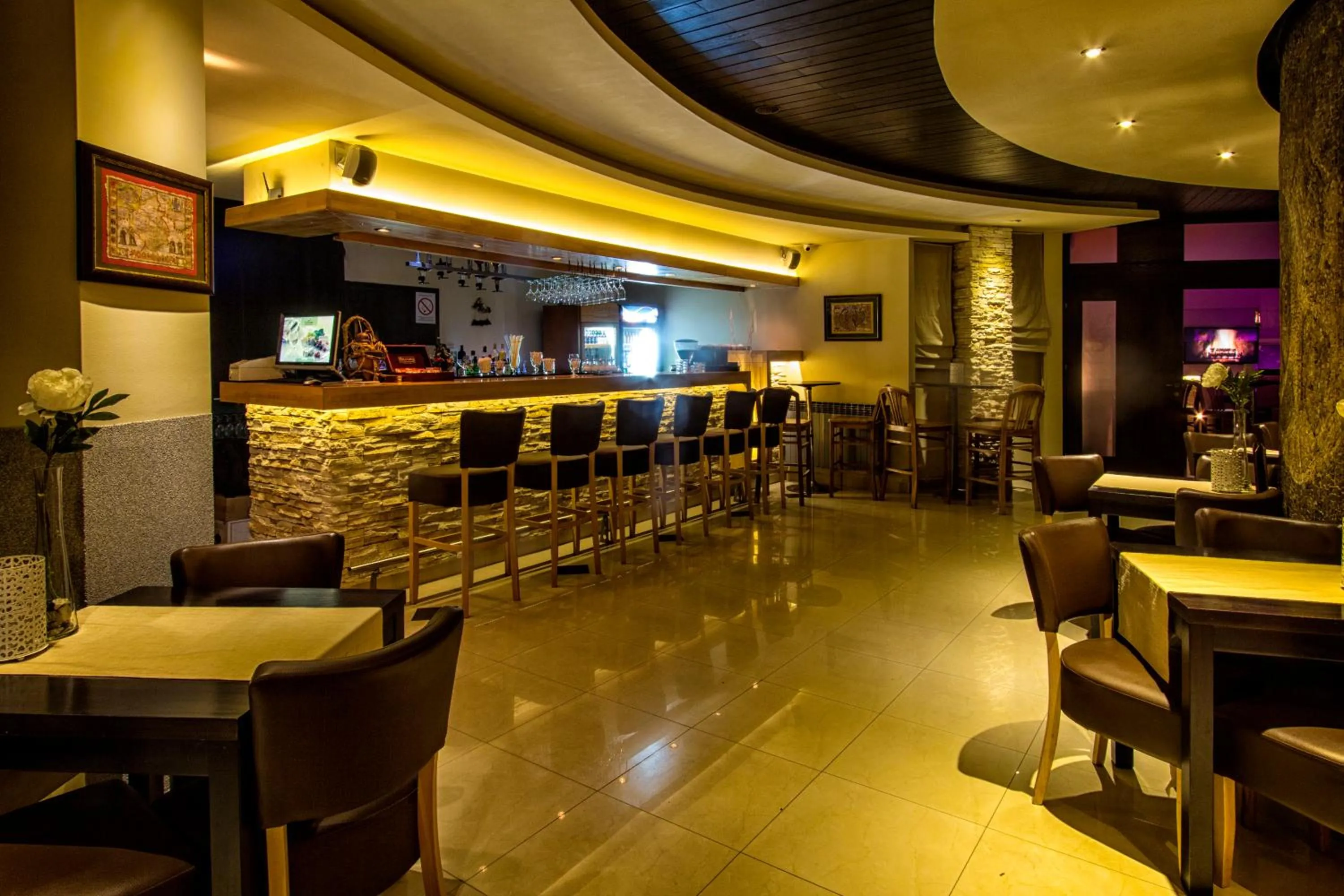 Restaurant/places to eat in Hotel Petrus