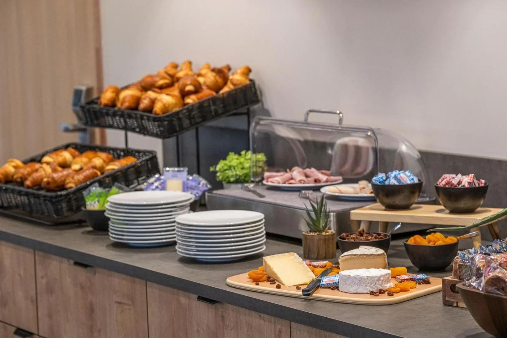 Breakfast in The Originals City, Relais d'Estillac, Agen Sud