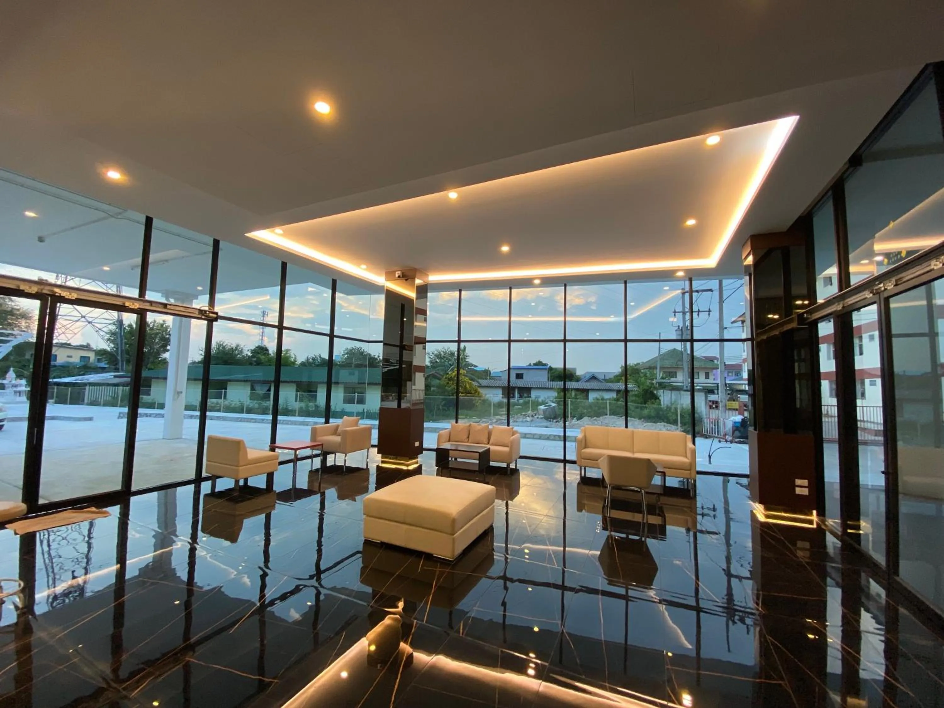 Communal lounge/ TV room in GEEN Hotel Chonburi