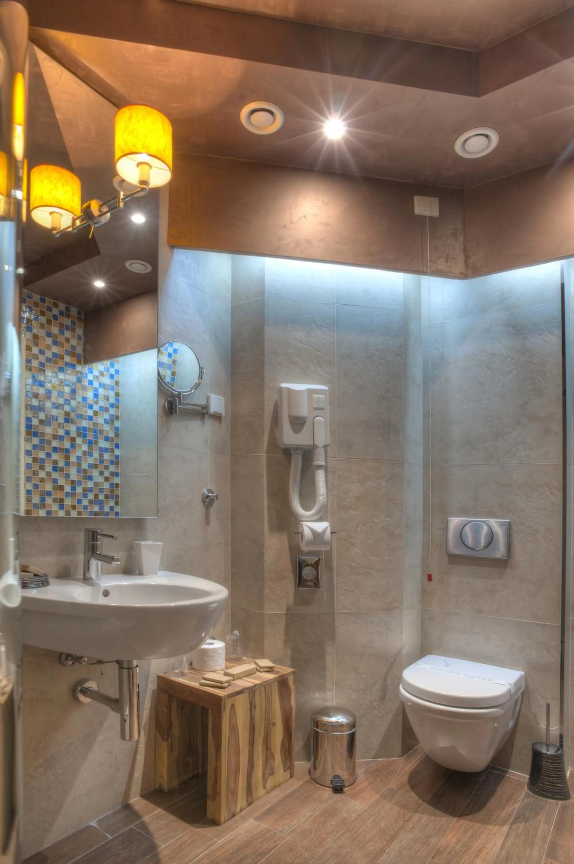 Toilet in Hotel Forza Mare