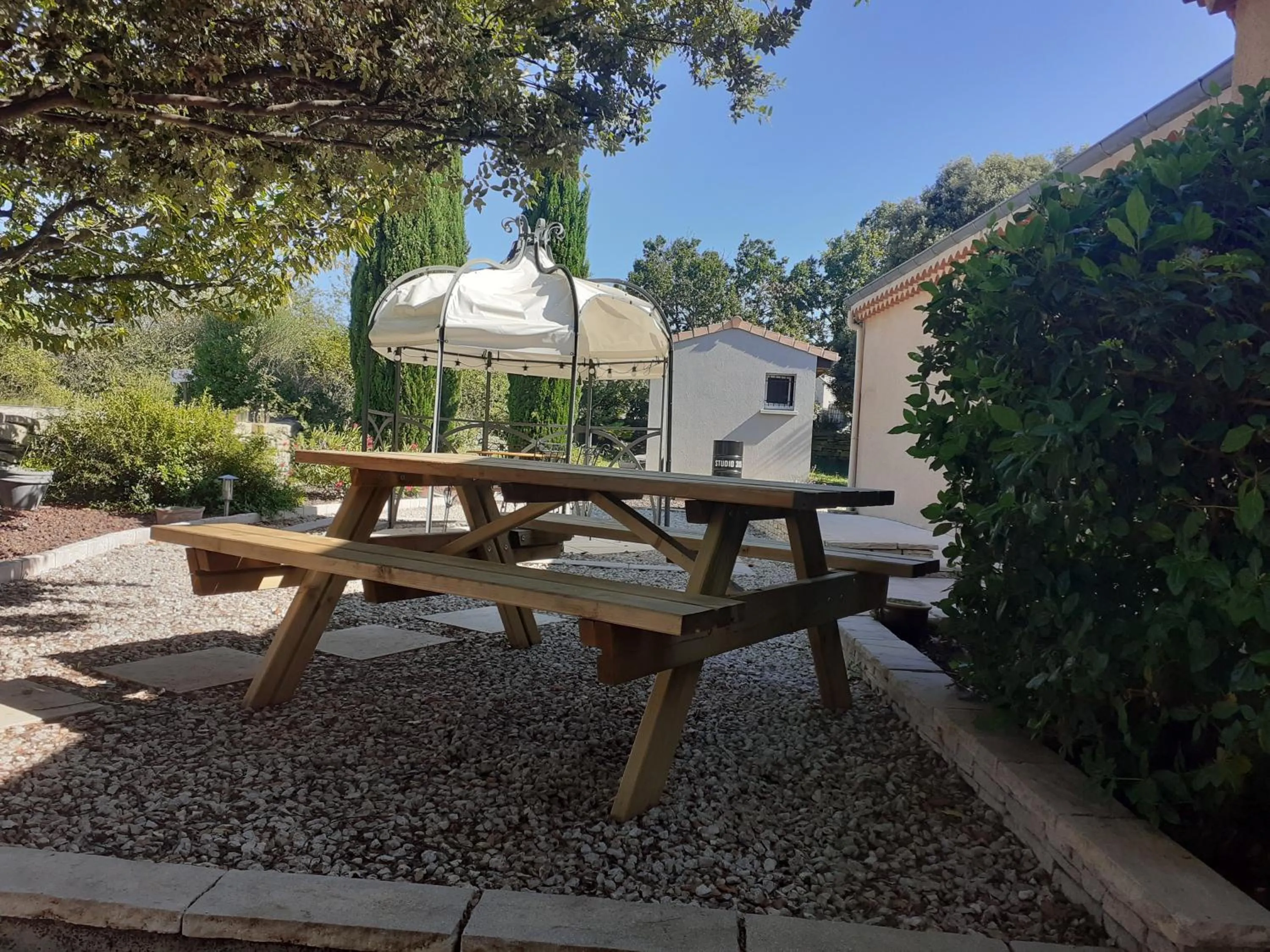 Garden in Chambre d'hôtes Des couleurs et des Mots