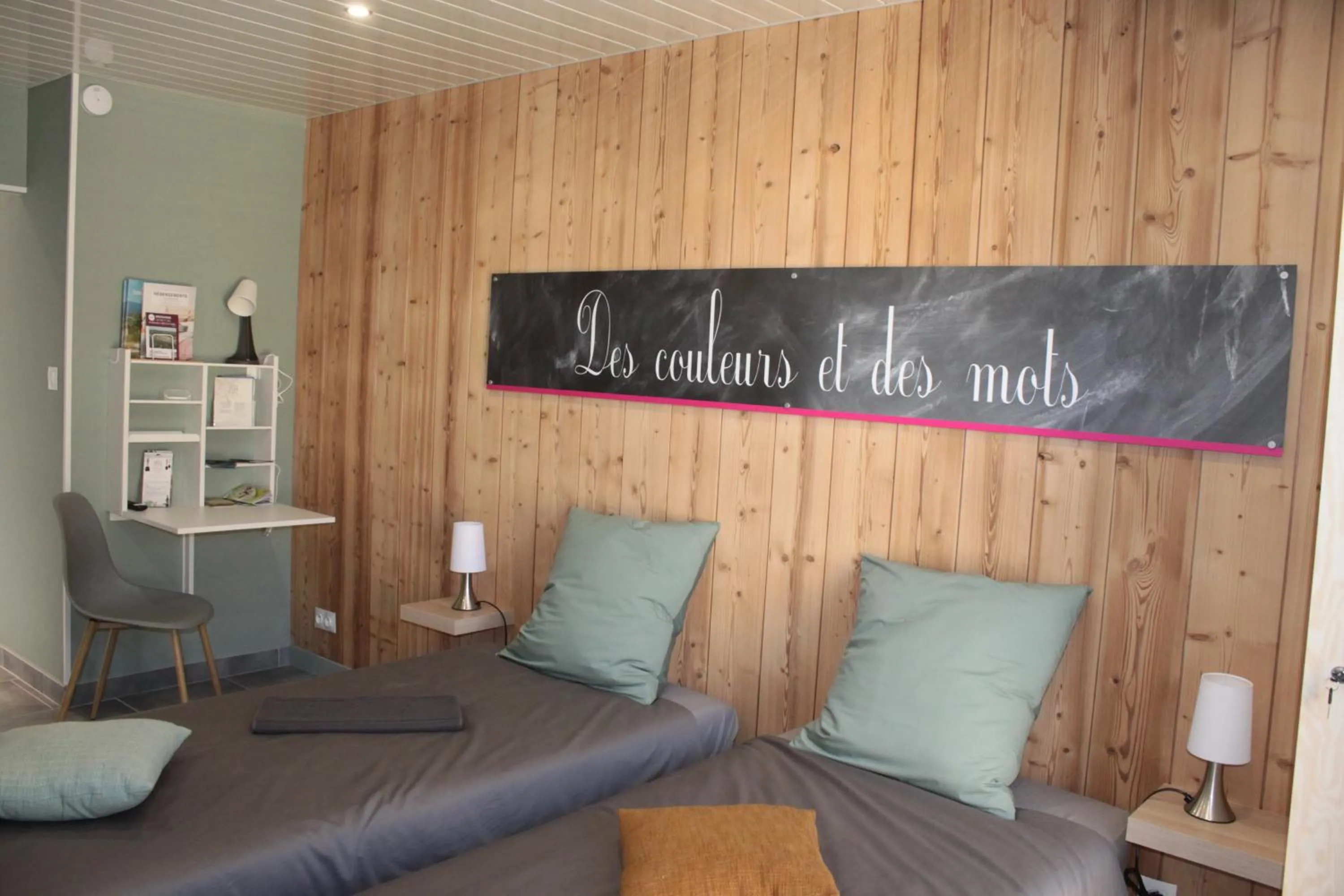Bedroom, Seating Area in Chambre d'hôtes Des couleurs et des Mots