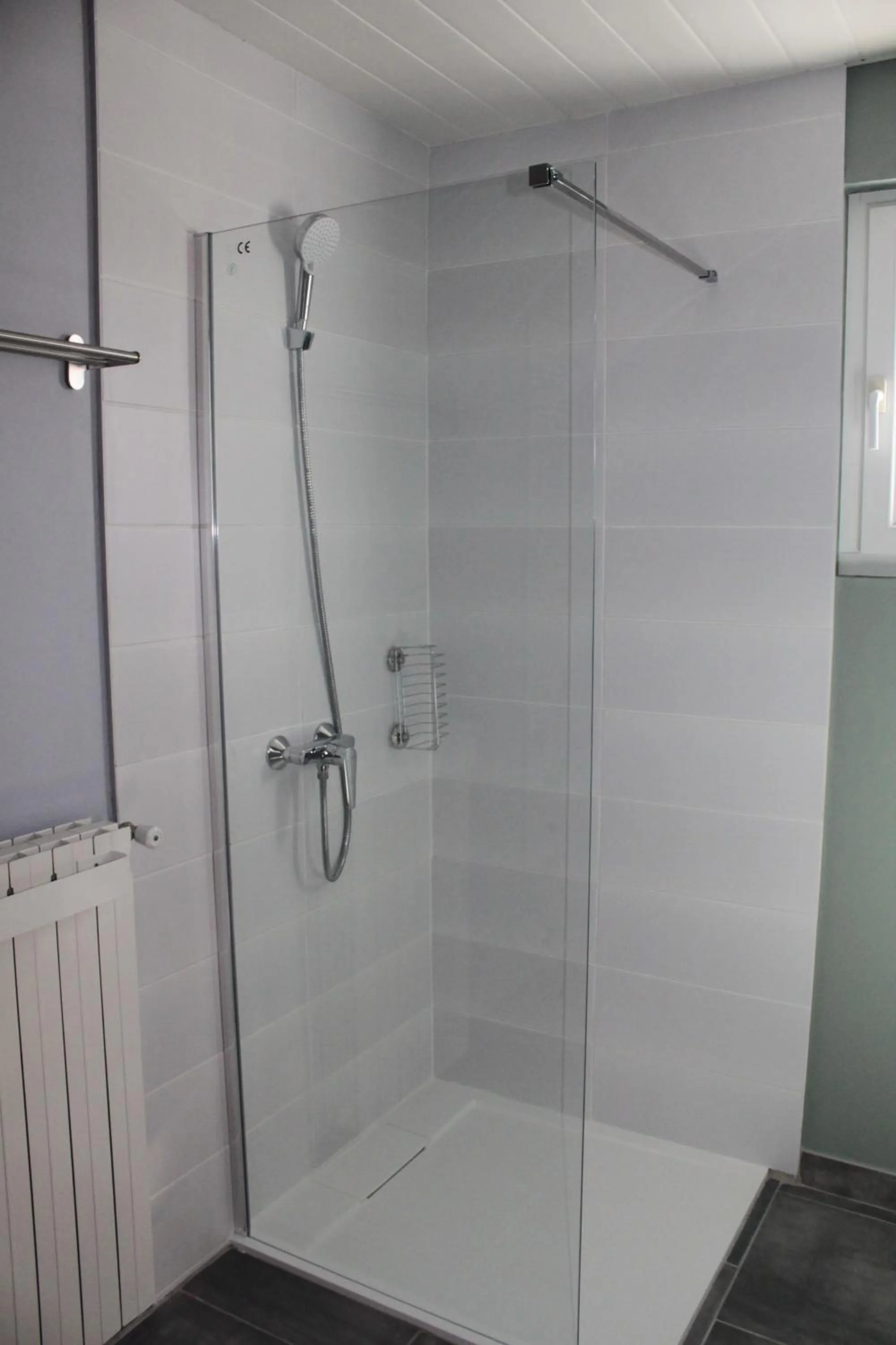 Shower, Bathroom in Chambre d'hôtes Des couleurs et des Mots