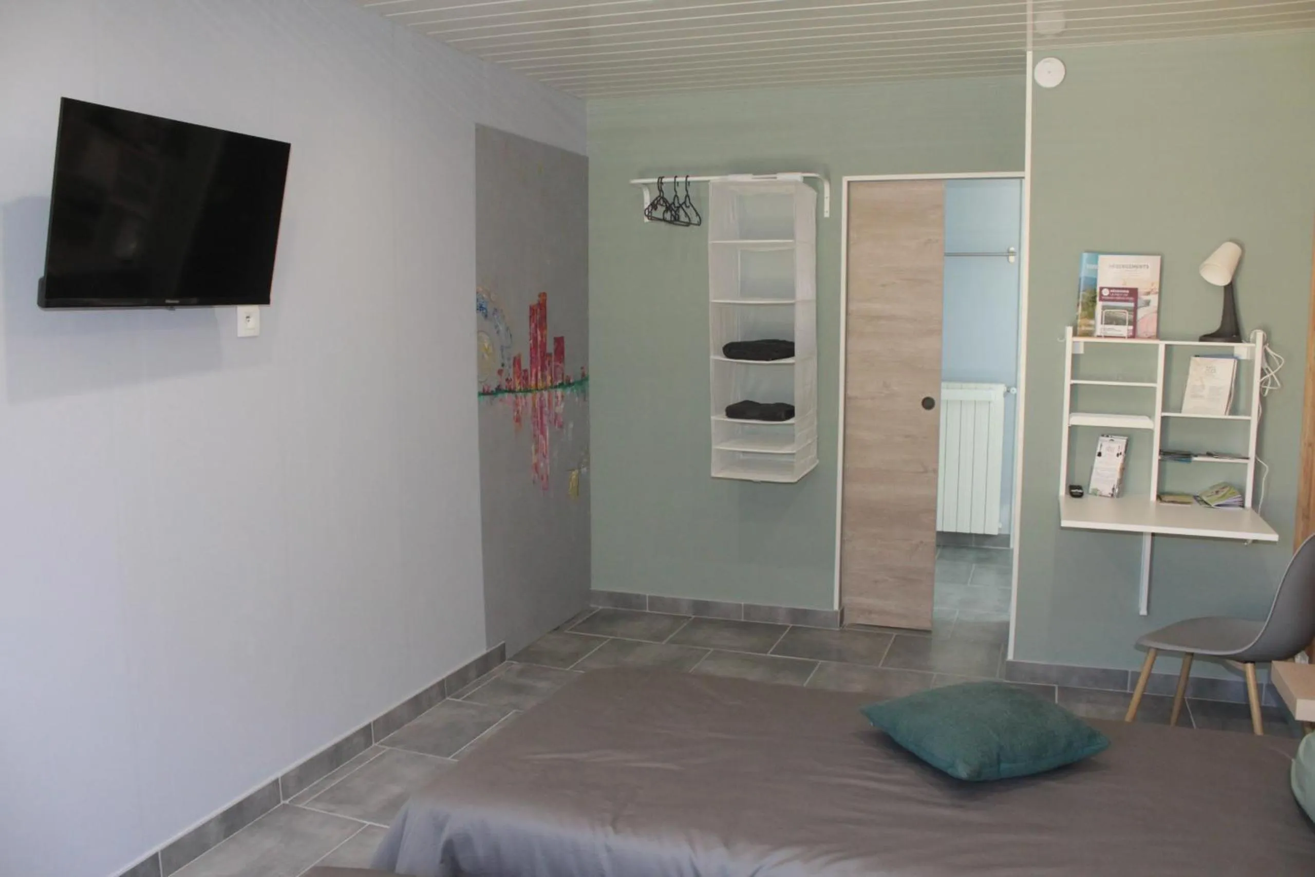 Bedroom, TV/Entertainment Center in Chambre d'hôtes Des couleurs et des Mots