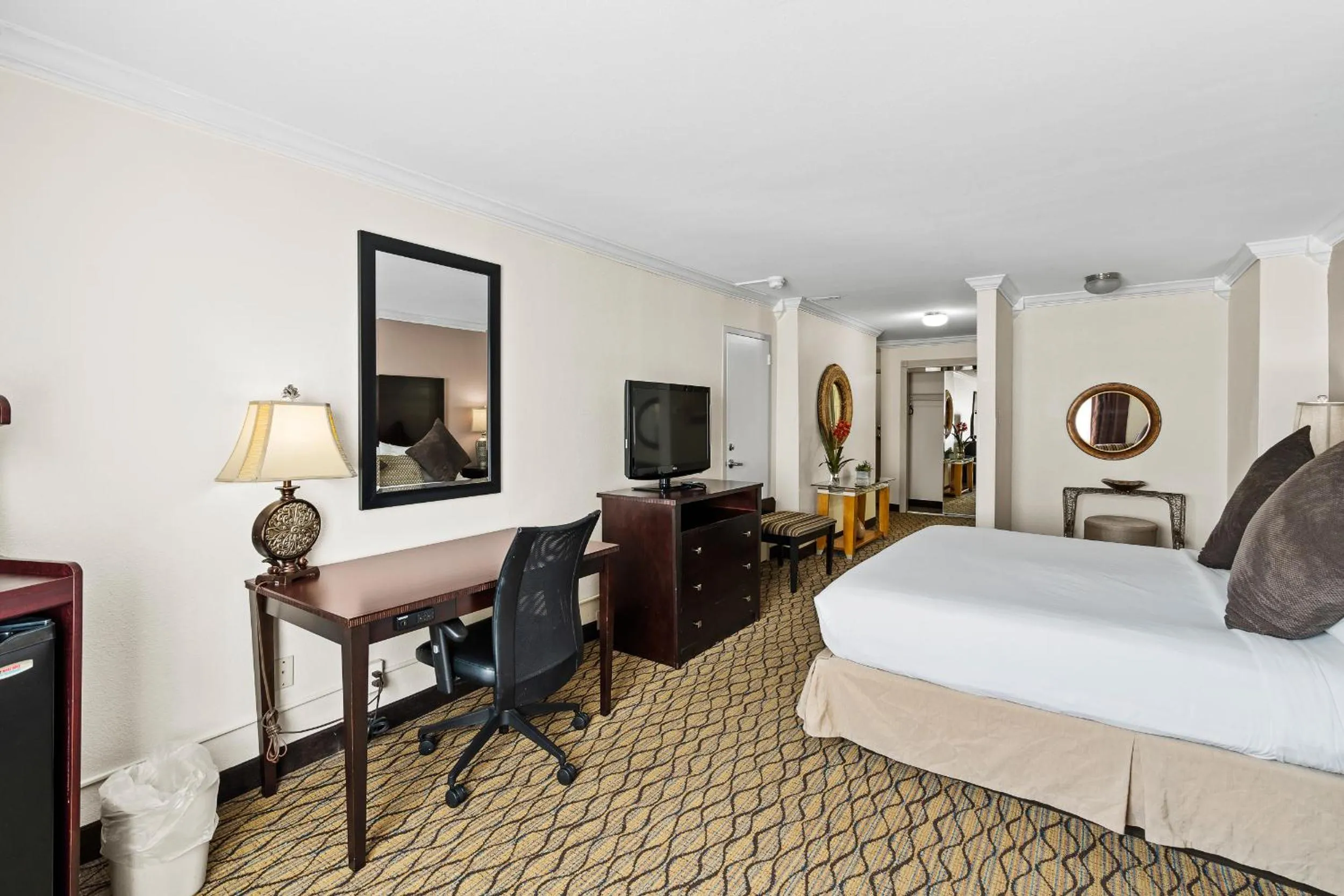 Bed in Executive Inn - Fort Lee