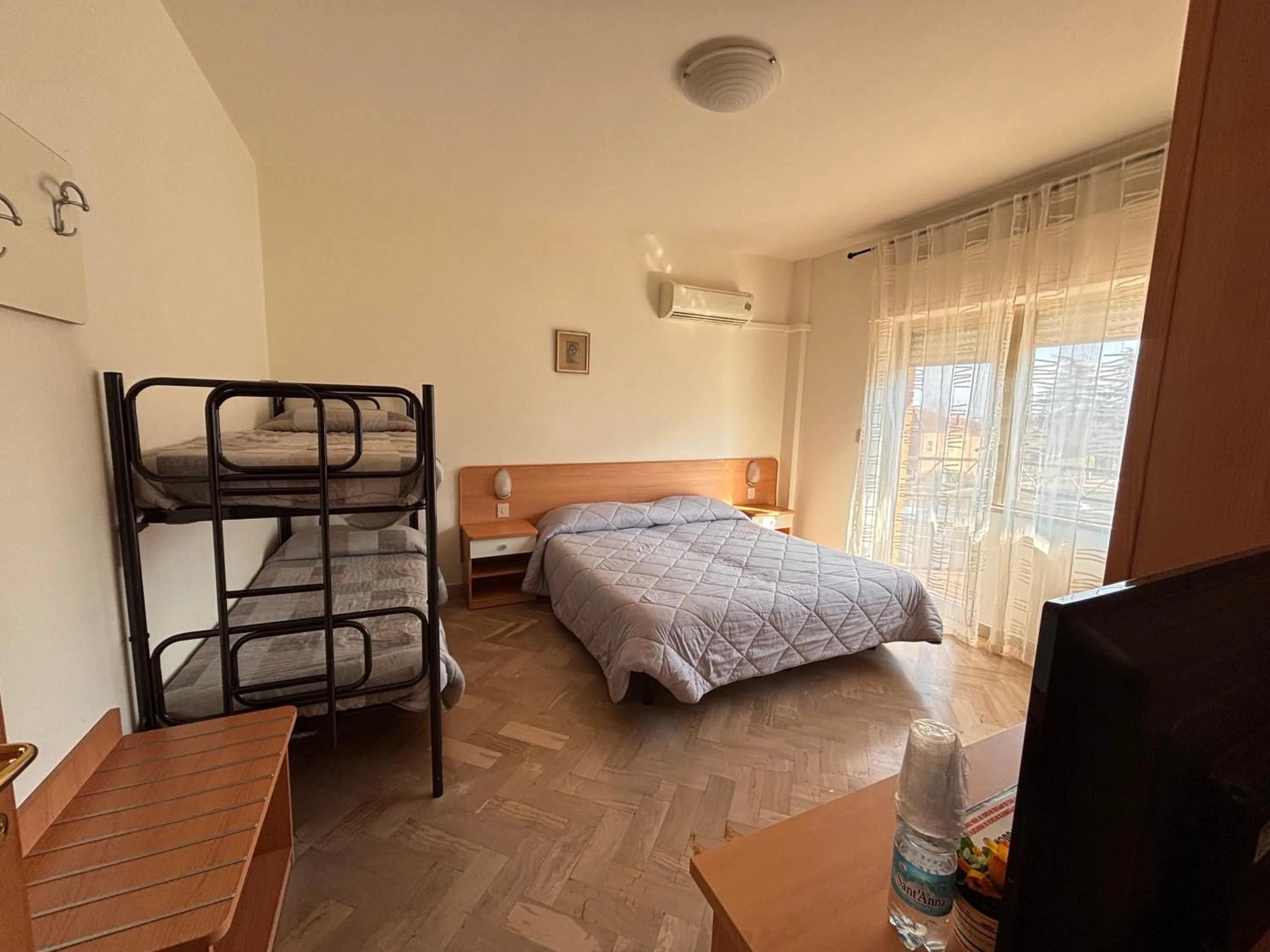 Photo of the whole room, Bed in Hotel Crocenzi