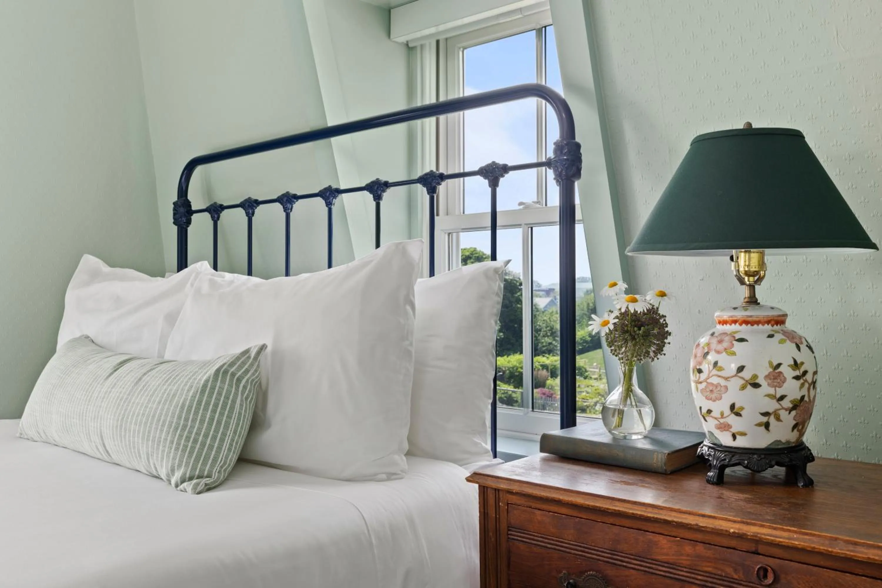 Bedroom, Bed in Atlantic Inn