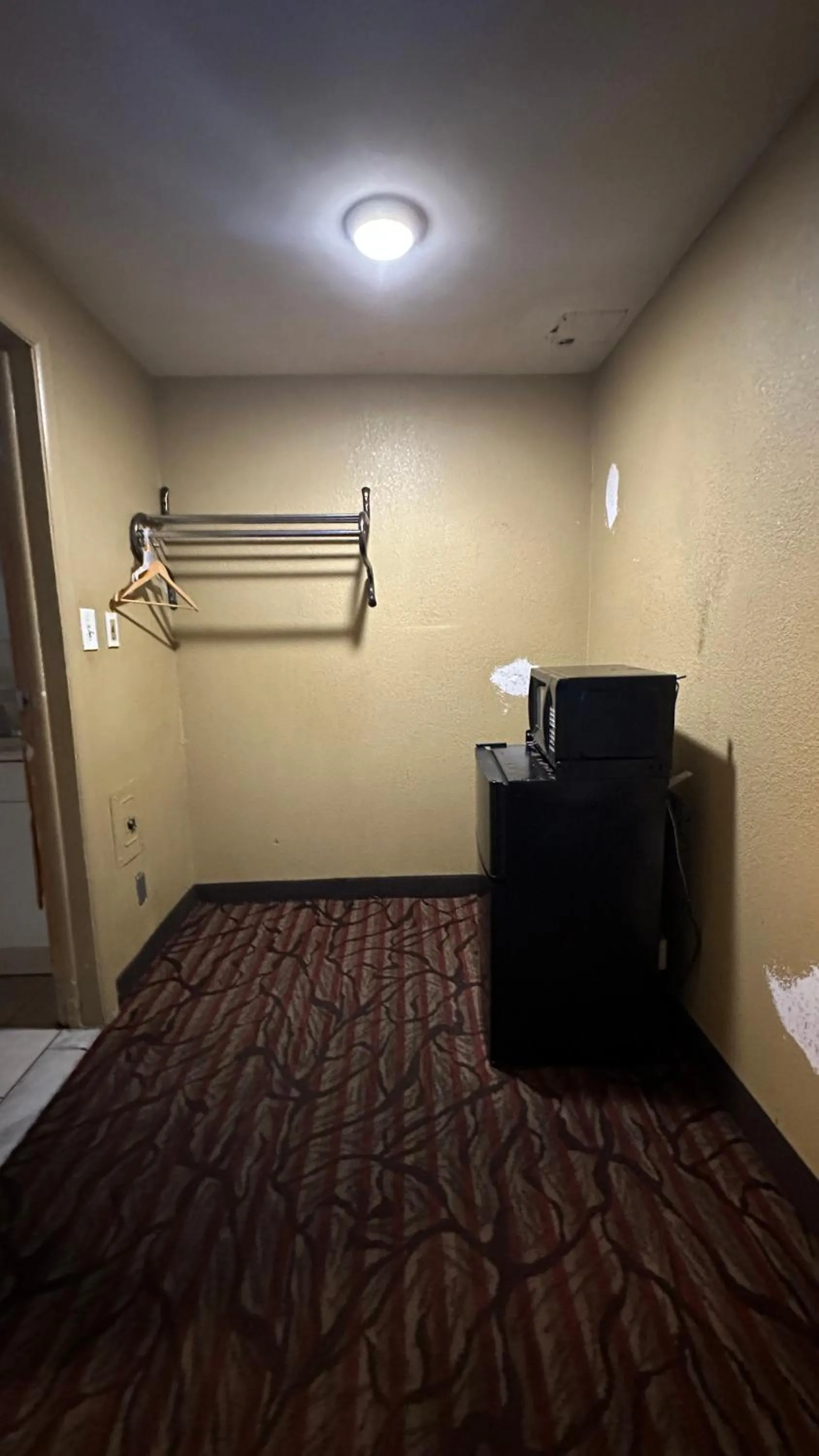 Bed in B'more Inn Motel