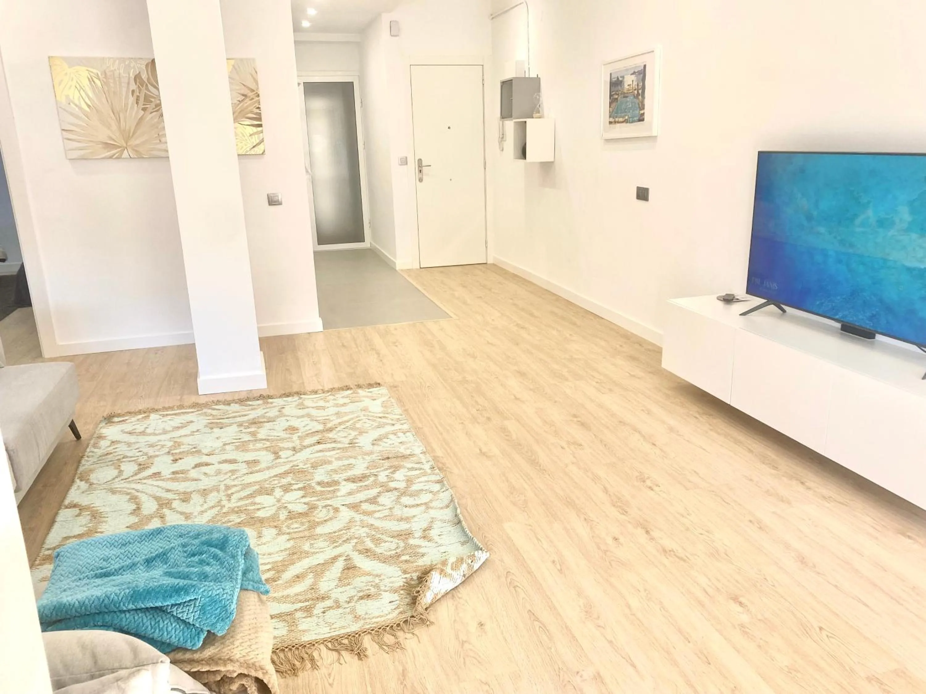 TV and multimedia in Barcelona Chic Apartments- Free Parking - 10 min BCN center by metro