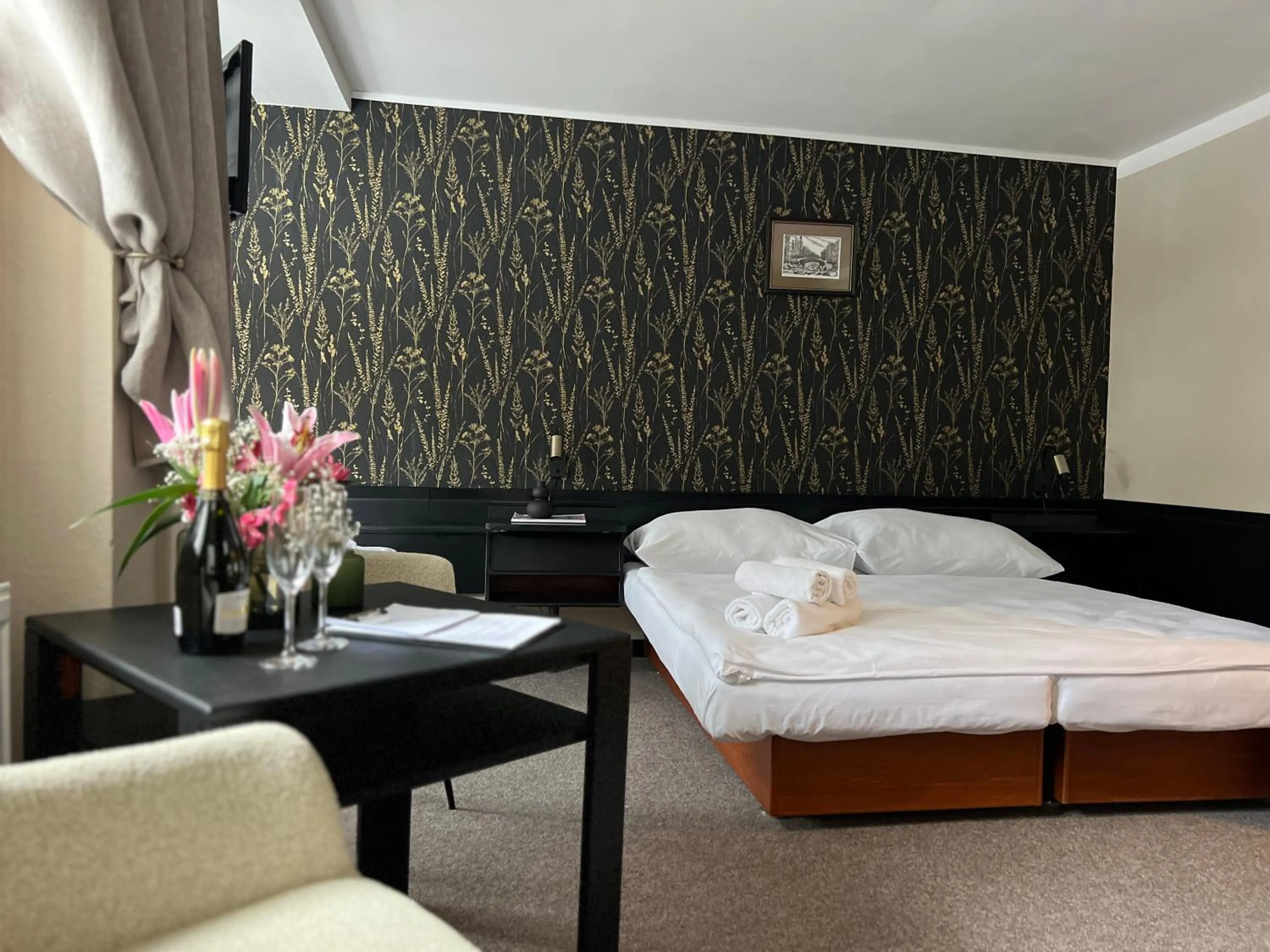 Property building, Bed in Hotel Lomnice