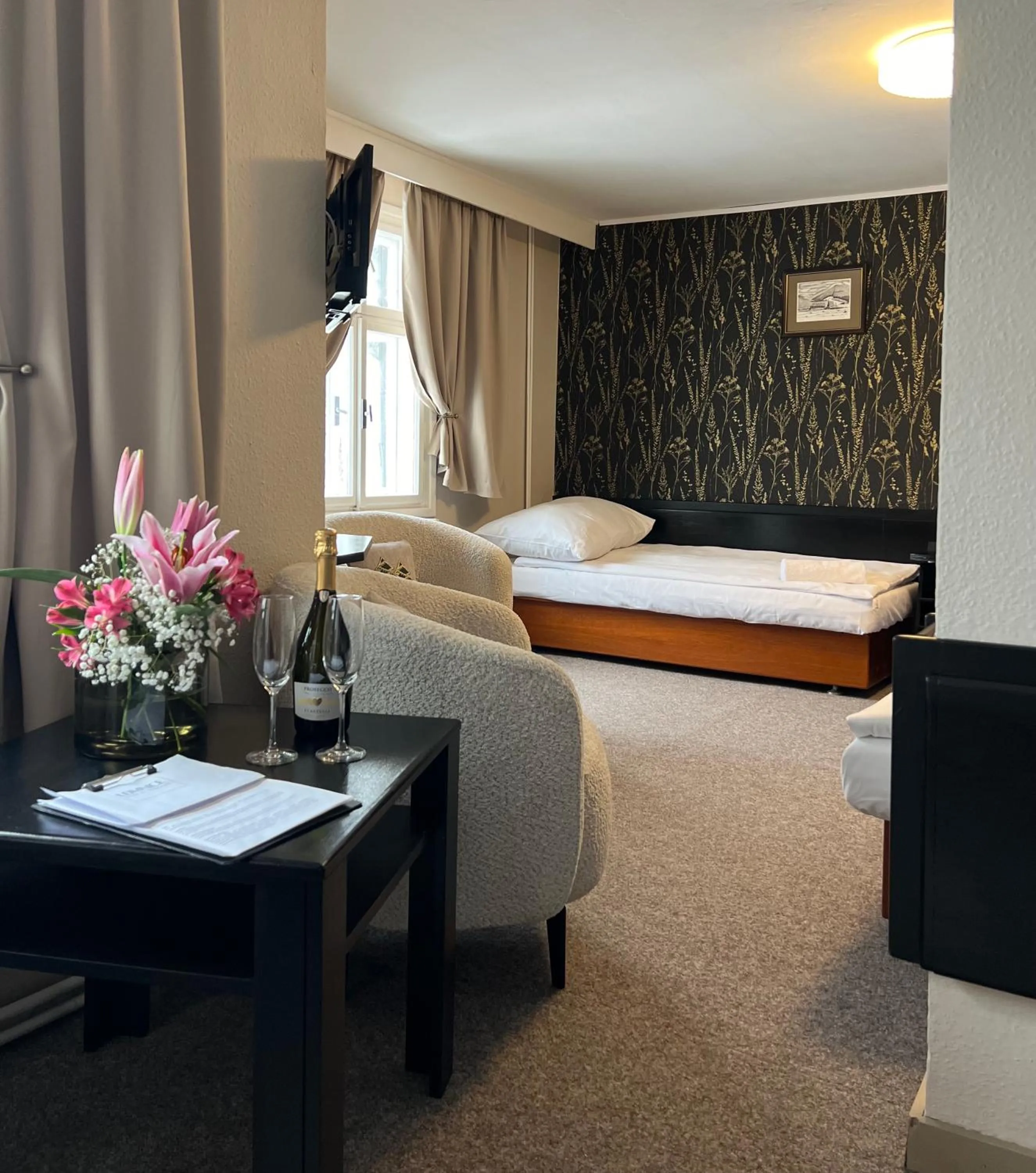 Property building, Bed in Hotel Lomnice