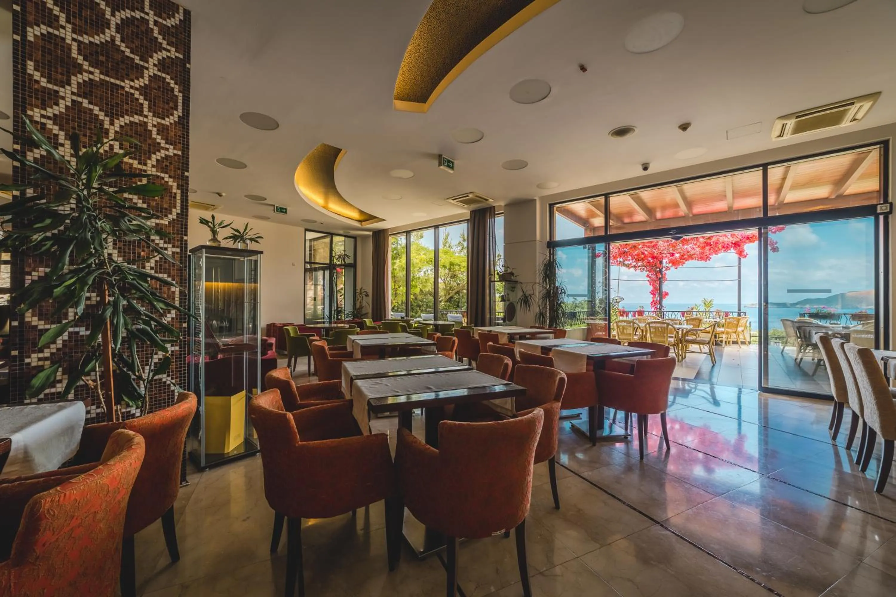 Restaurant/places to eat in Hotel & Apartments HEC Residence