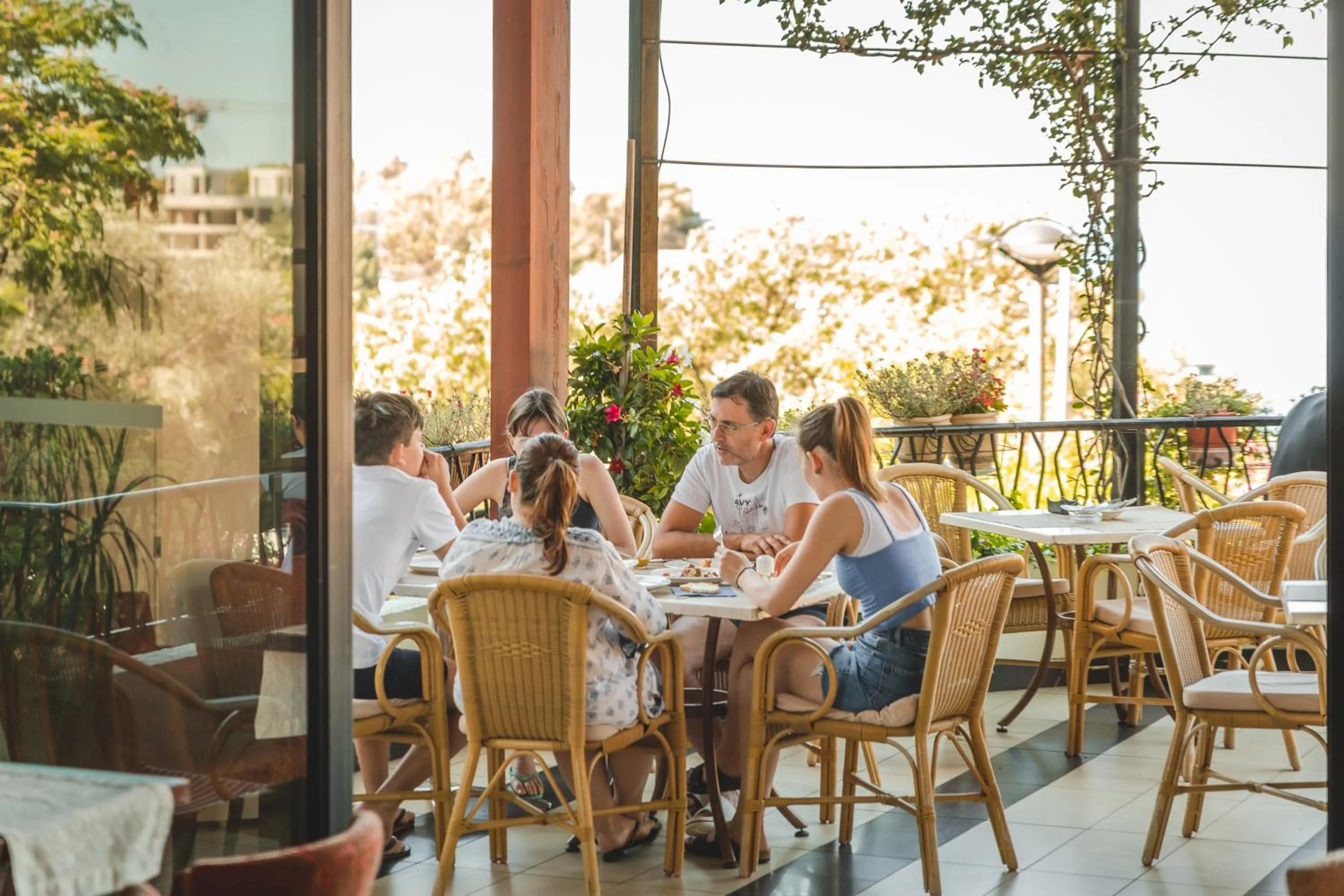 Restaurant/places to eat in Hotel & Apartments HEC Residence