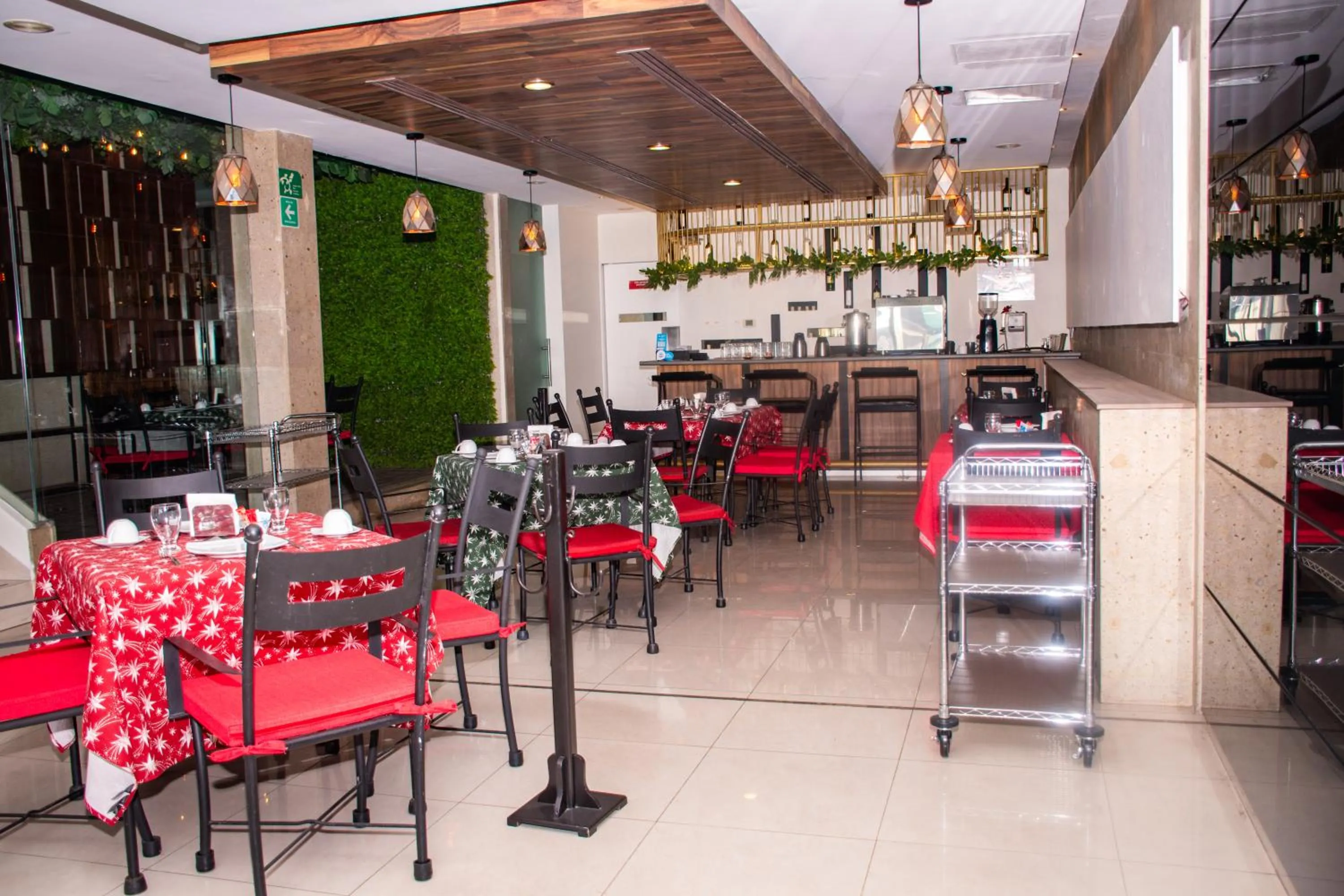 Restaurant/places to eat in Zújmú Business Boutique Hotel