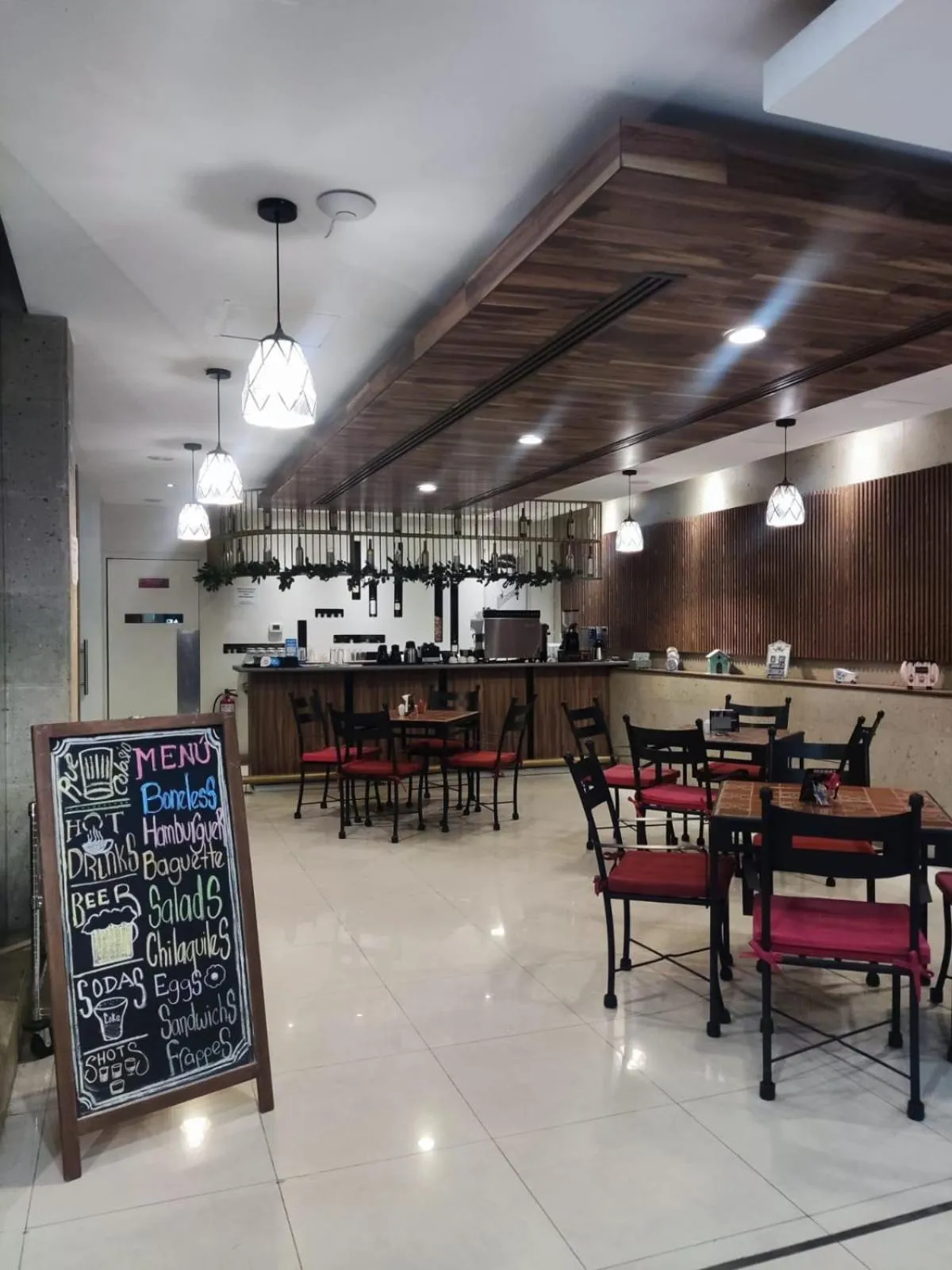 Restaurant/places to eat in Zújmú Business Boutique Hotel