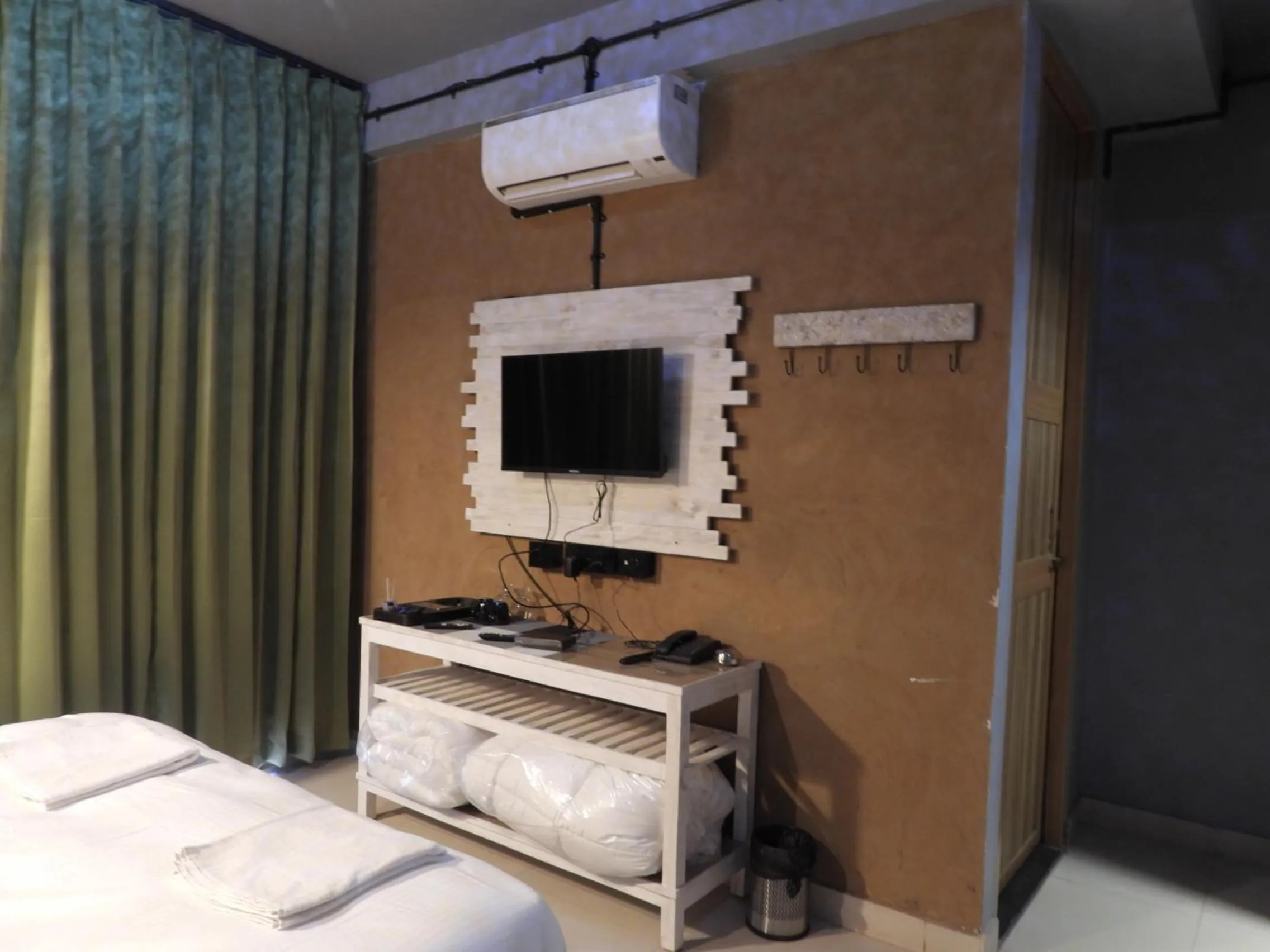 Bedroom, Bed in Mystic Kailasha Kedarnath - Tungnath Valley