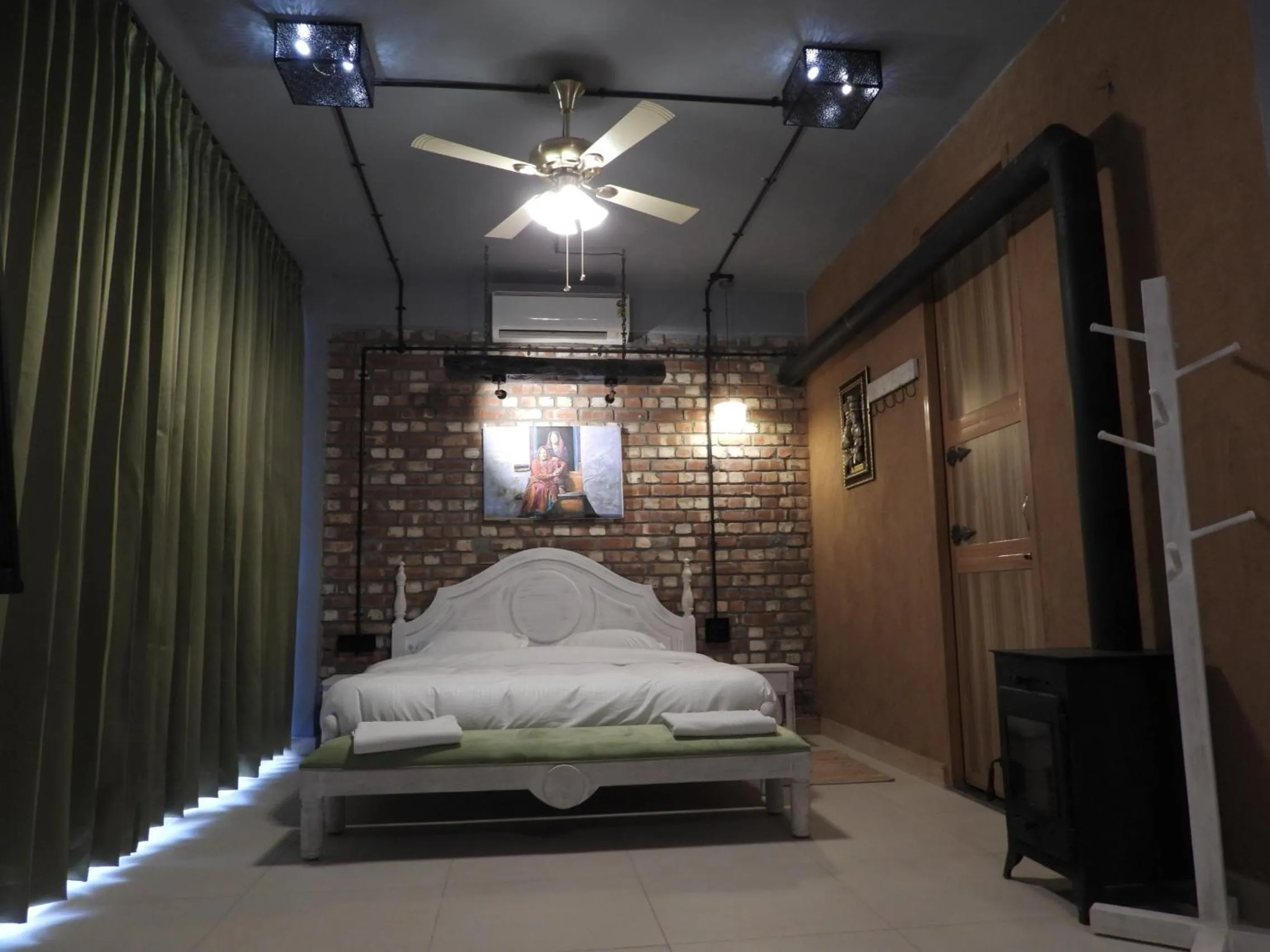 Bed in Mystic Kailasha Kedarnath - Tungnath Valley