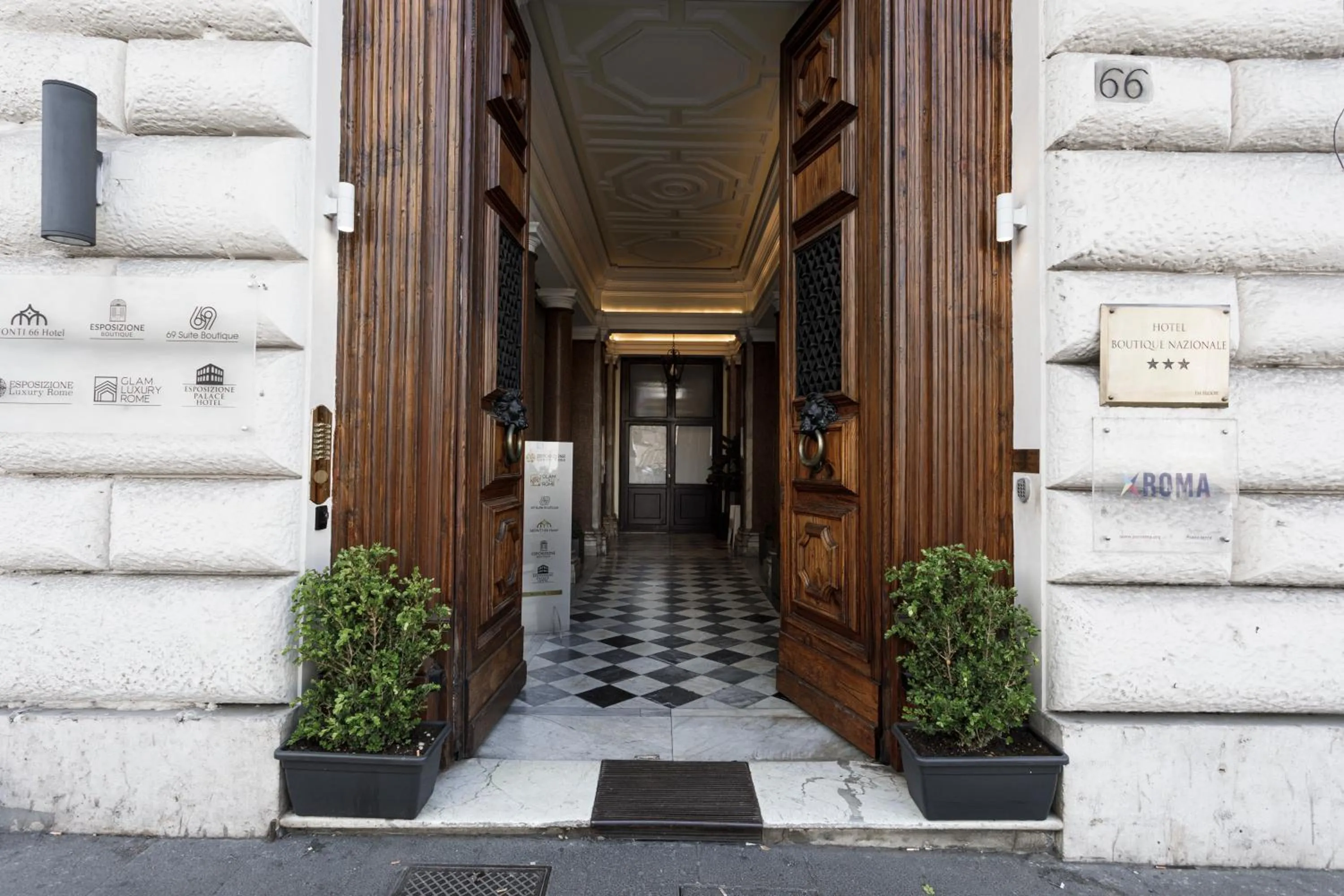 Facade/entrance in Esposizione Boutique