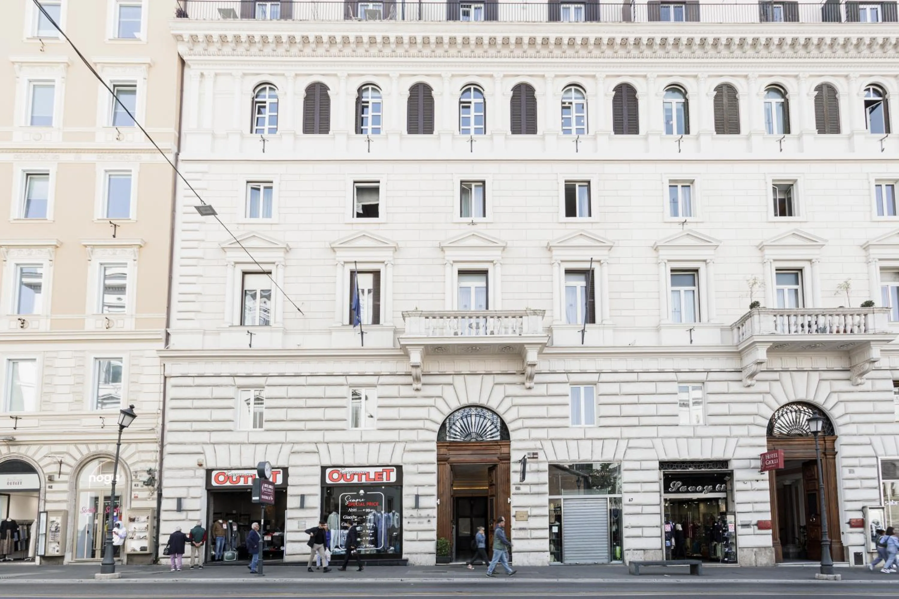 Property building in Esposizione Boutique