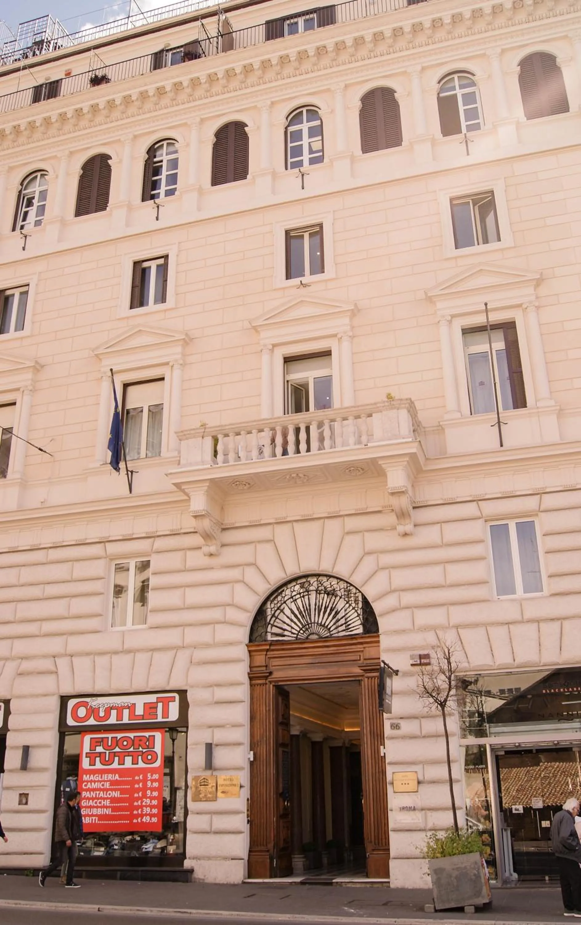 Property building in Esposizione Boutique