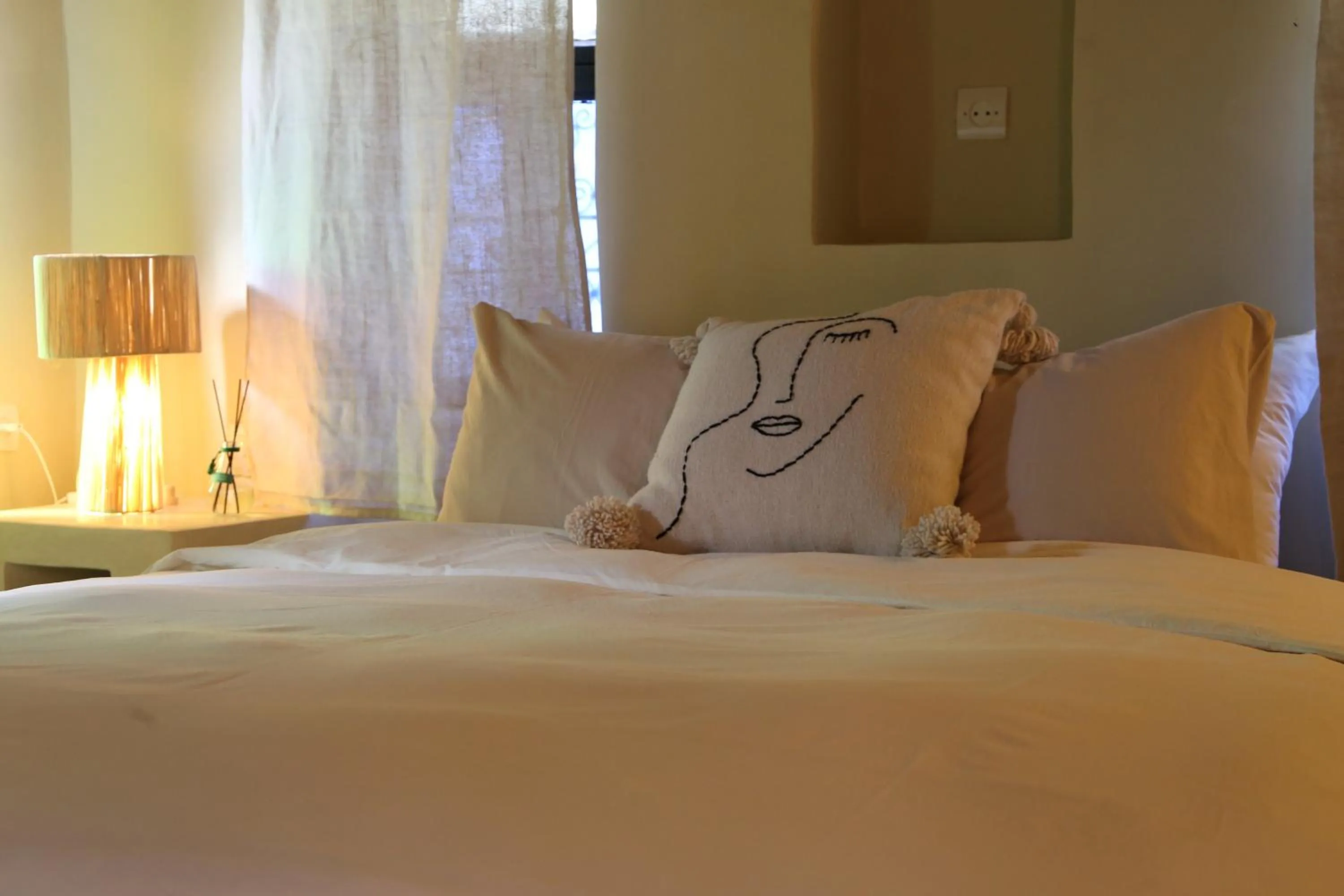 Bed in Kasbah des cyprès