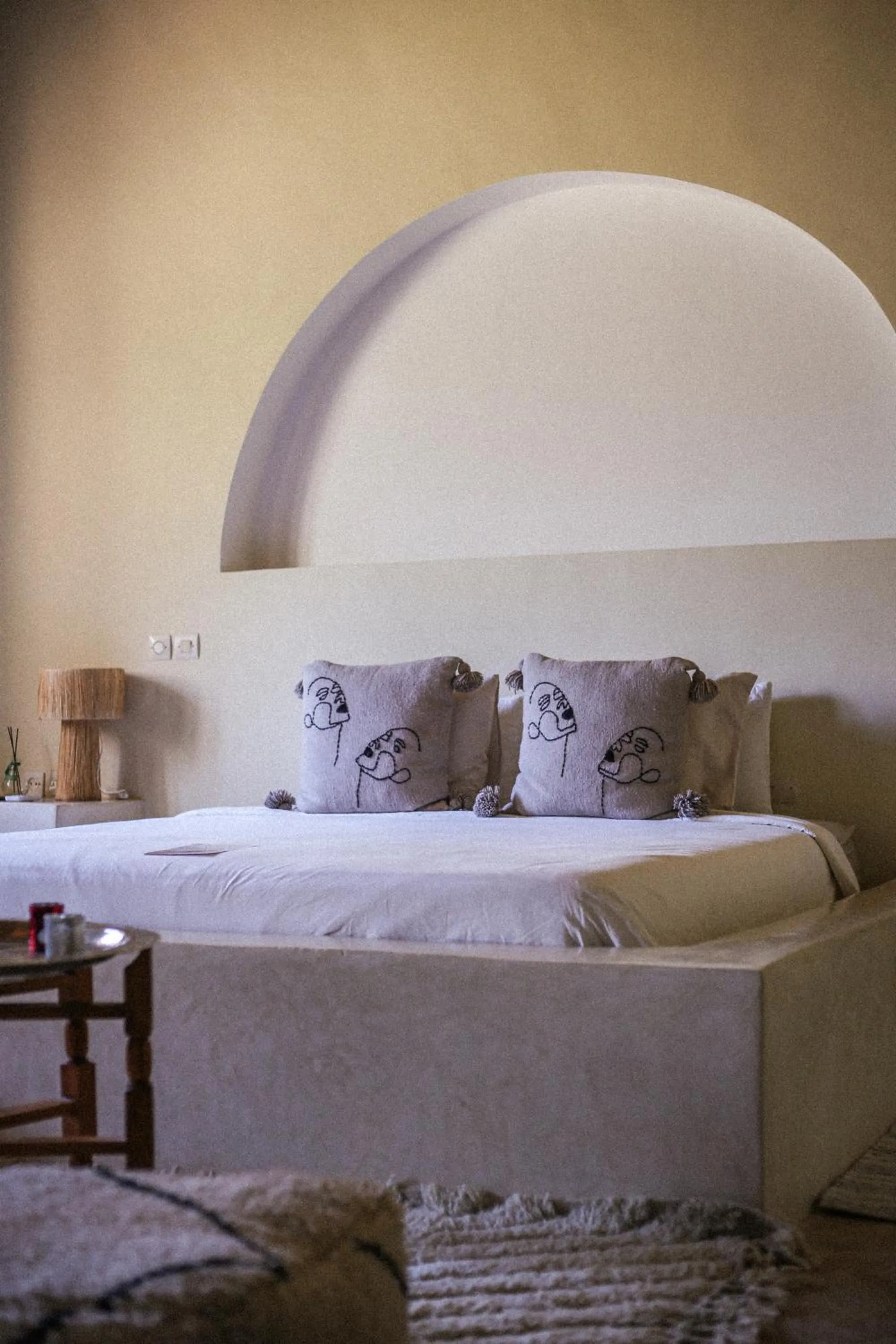 Bed in Kasbah des cyprès