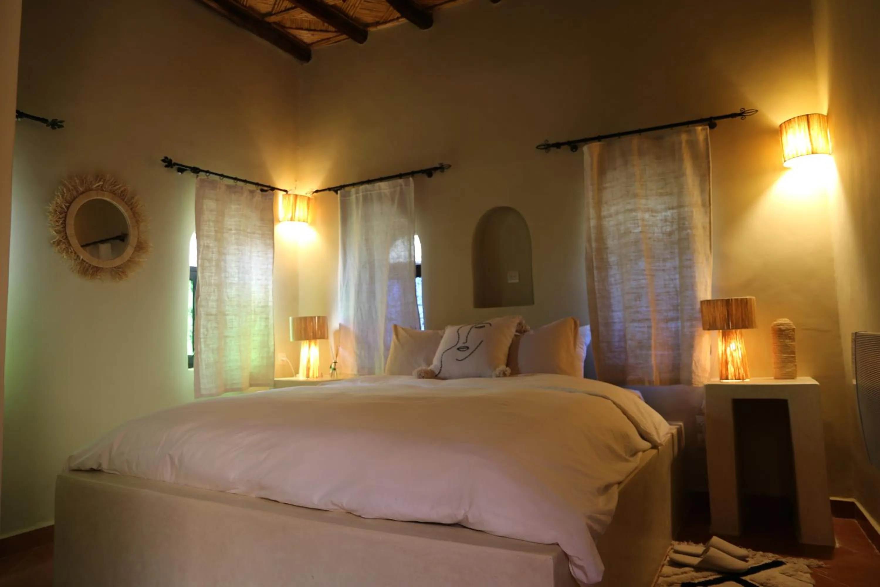 Bed in Kasbah des cyprès