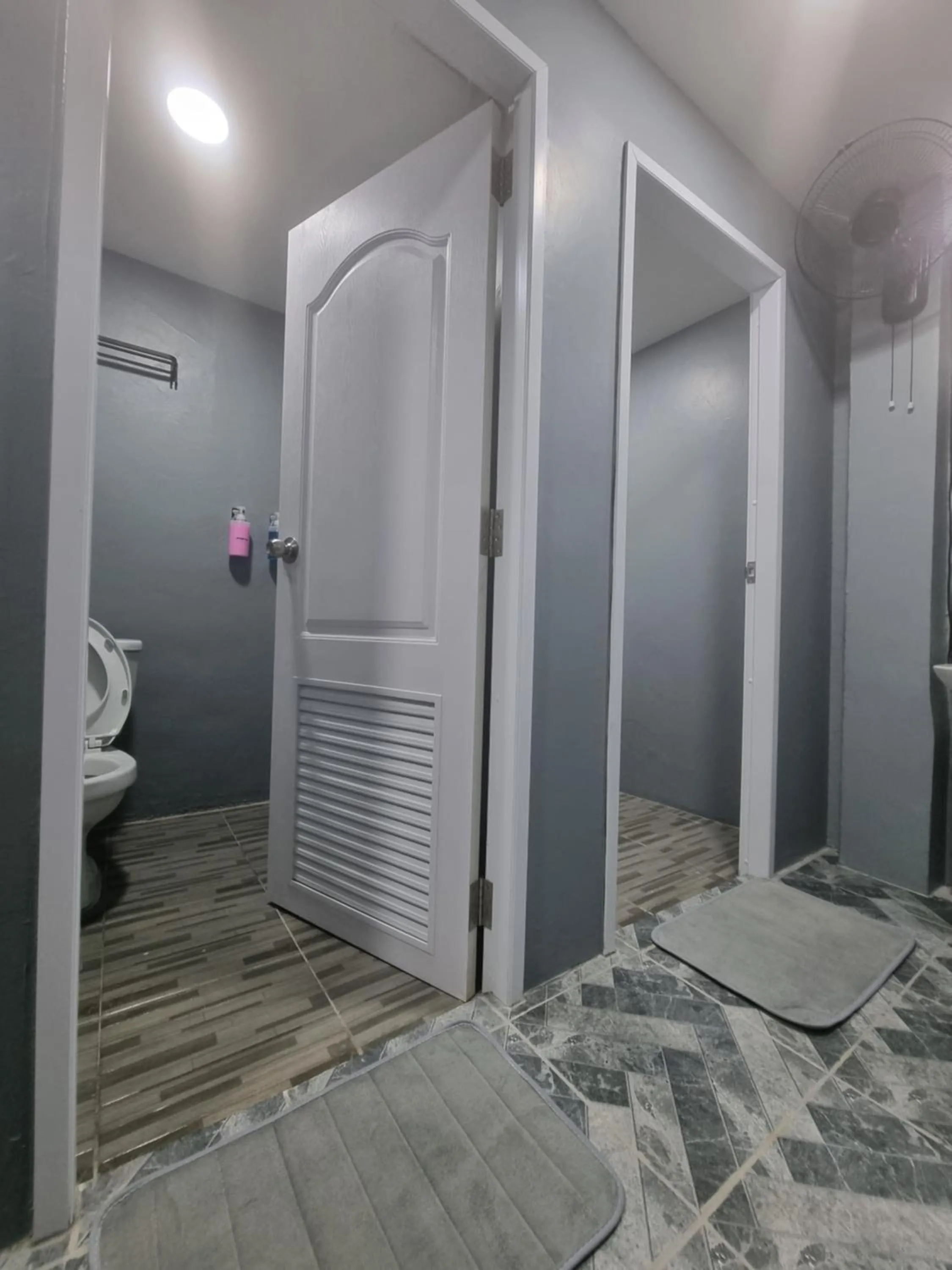 Shower in Met A Space Pod @Phrom Phong