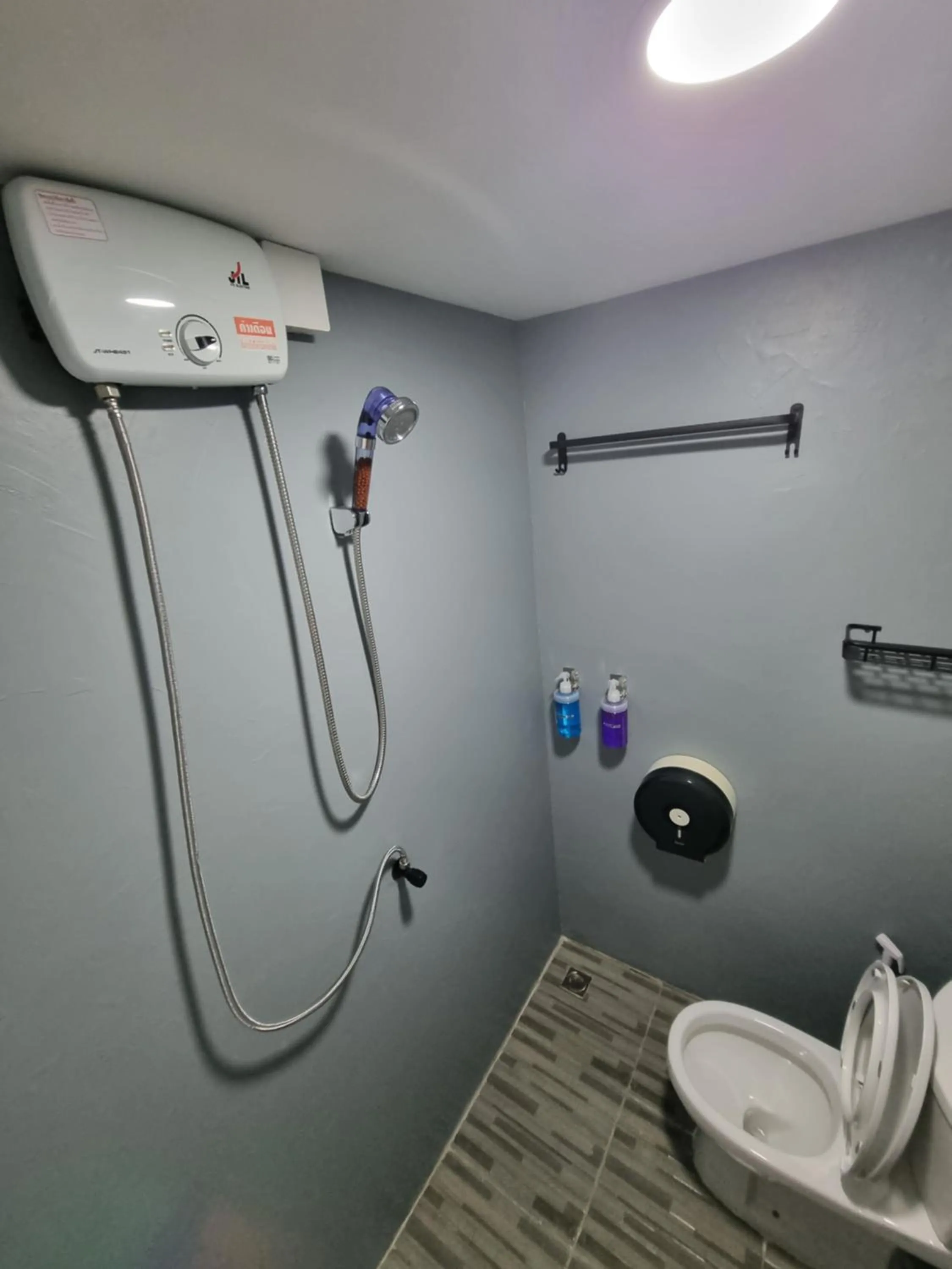 Shower in Met A Space Pod @Phrom Phong