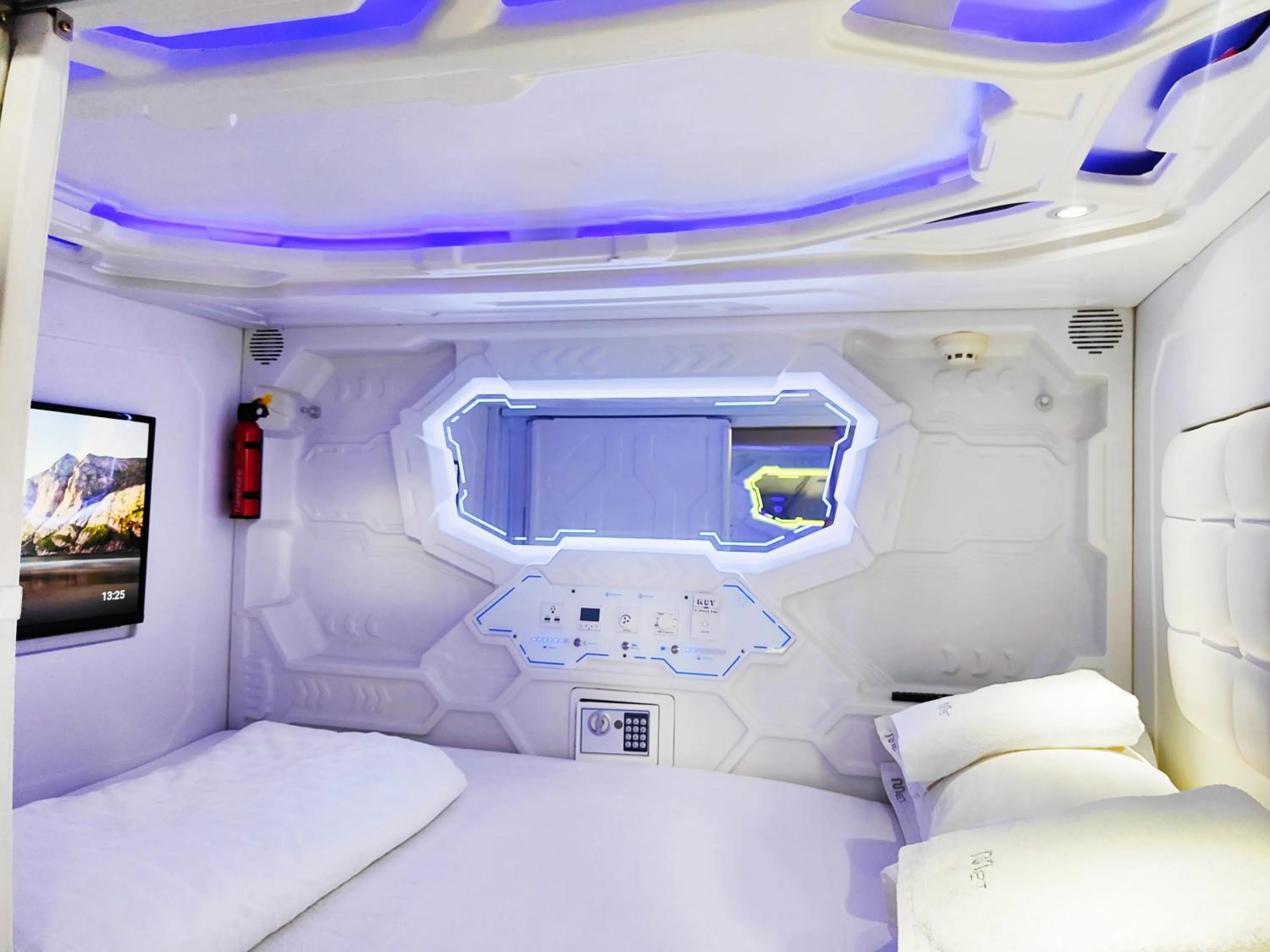 Bed in Met A Space Pod @Phrom Phong
