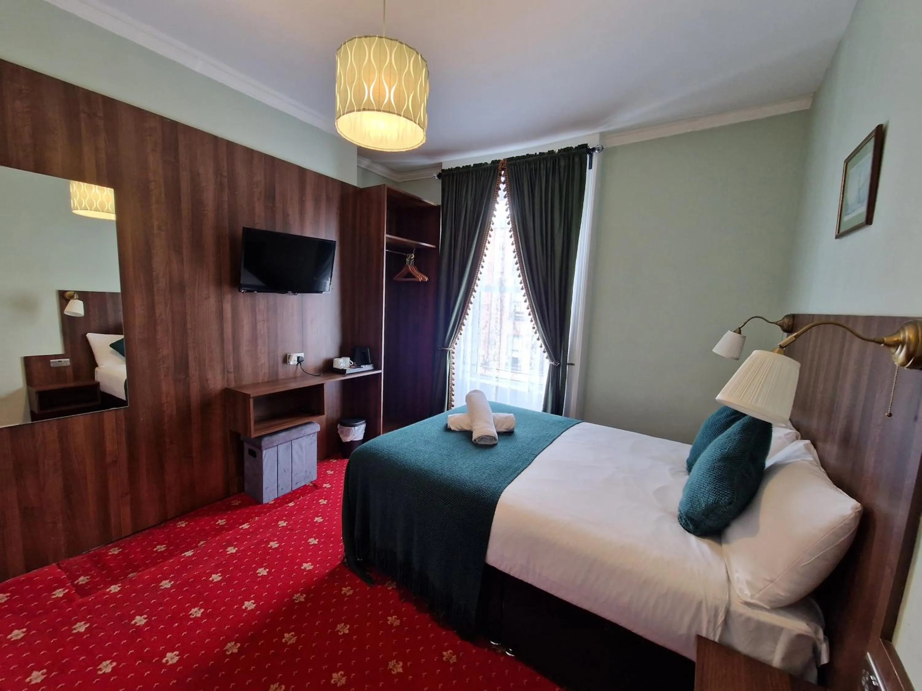 Photo of the whole room, Bed in Lyndon Guesthouse