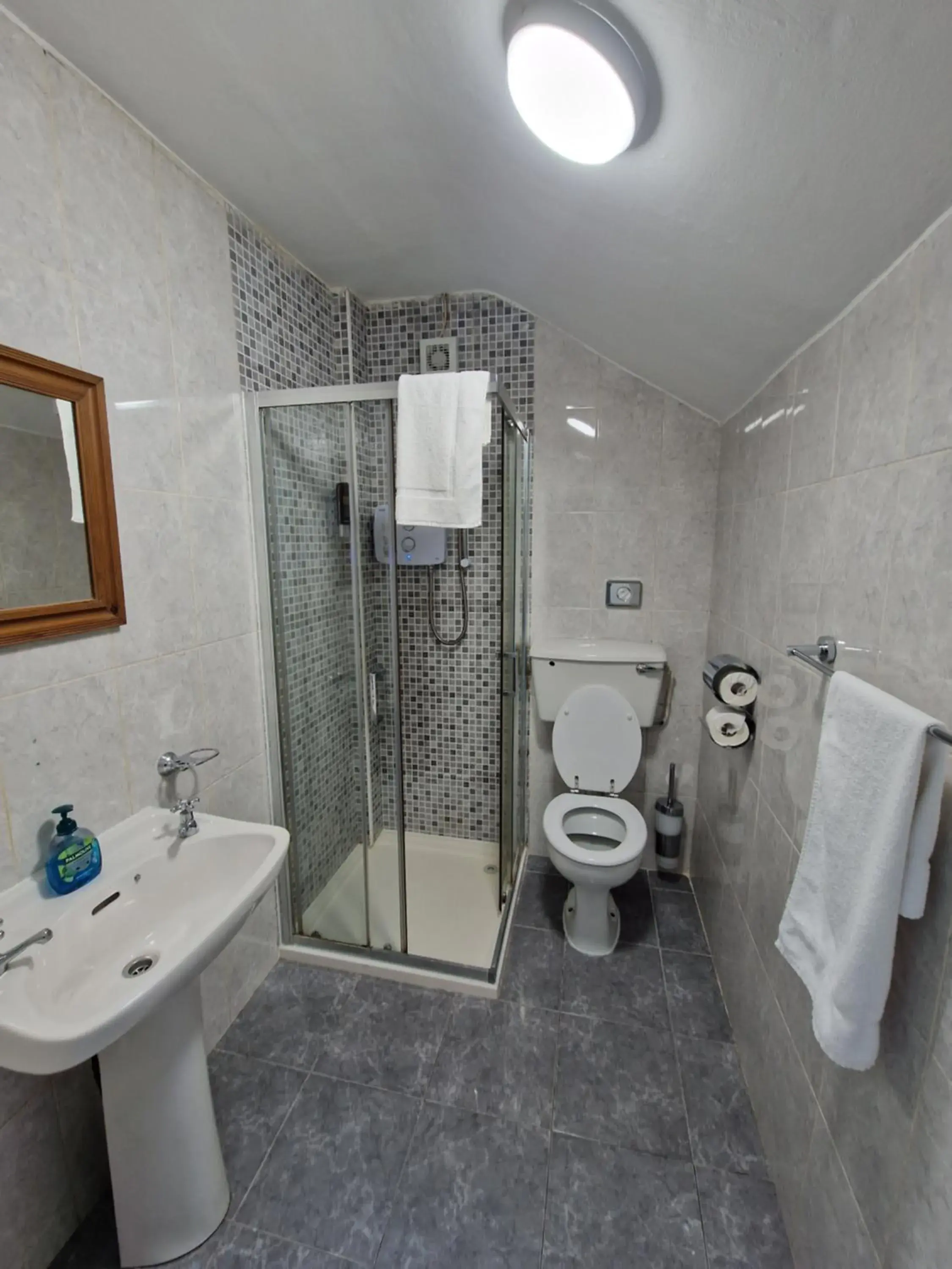 Standard Triple Room in Lyndon Guesthouse Standard Triple Room in Lyndon Guesthouse