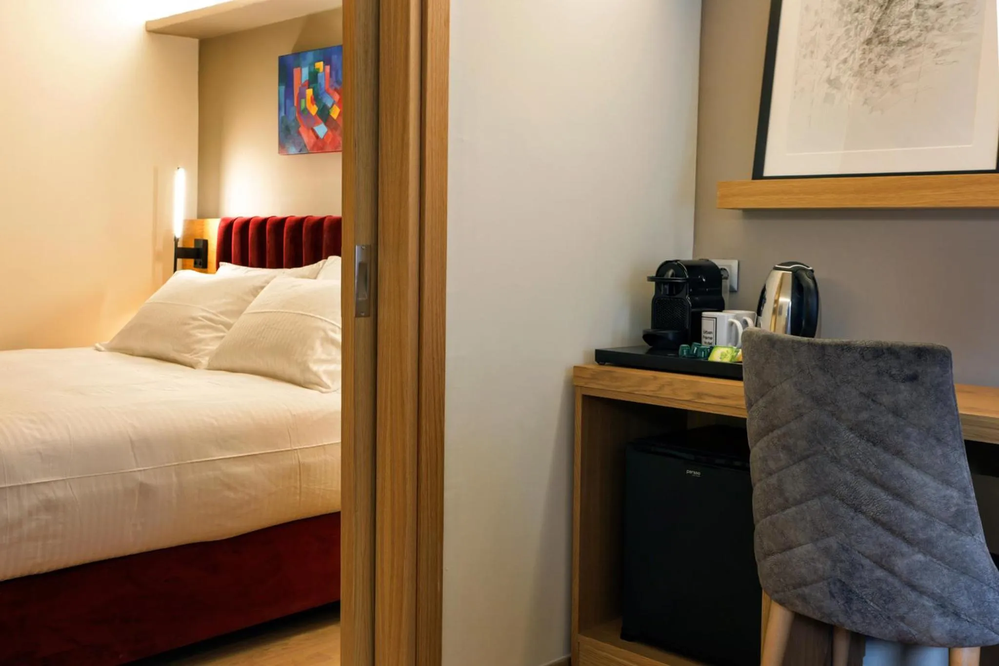 Bed in Urban Frame Acropolis