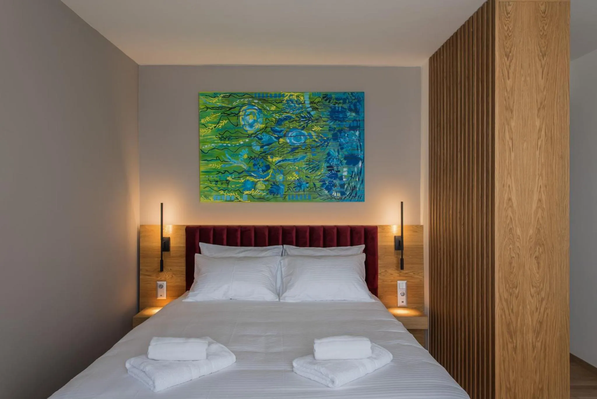 Bed in Urban Frame Acropolis