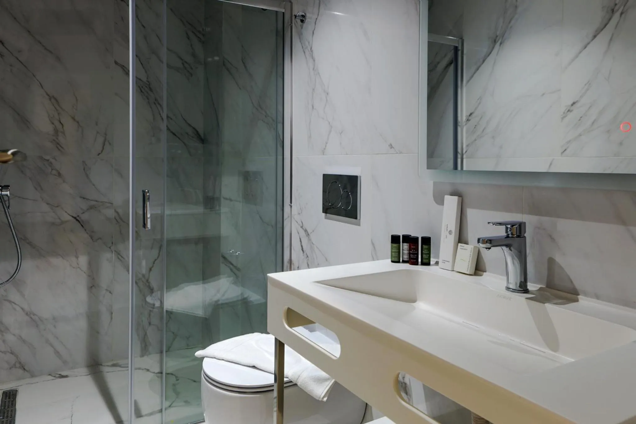 Shower in Urban Frame Acropolis