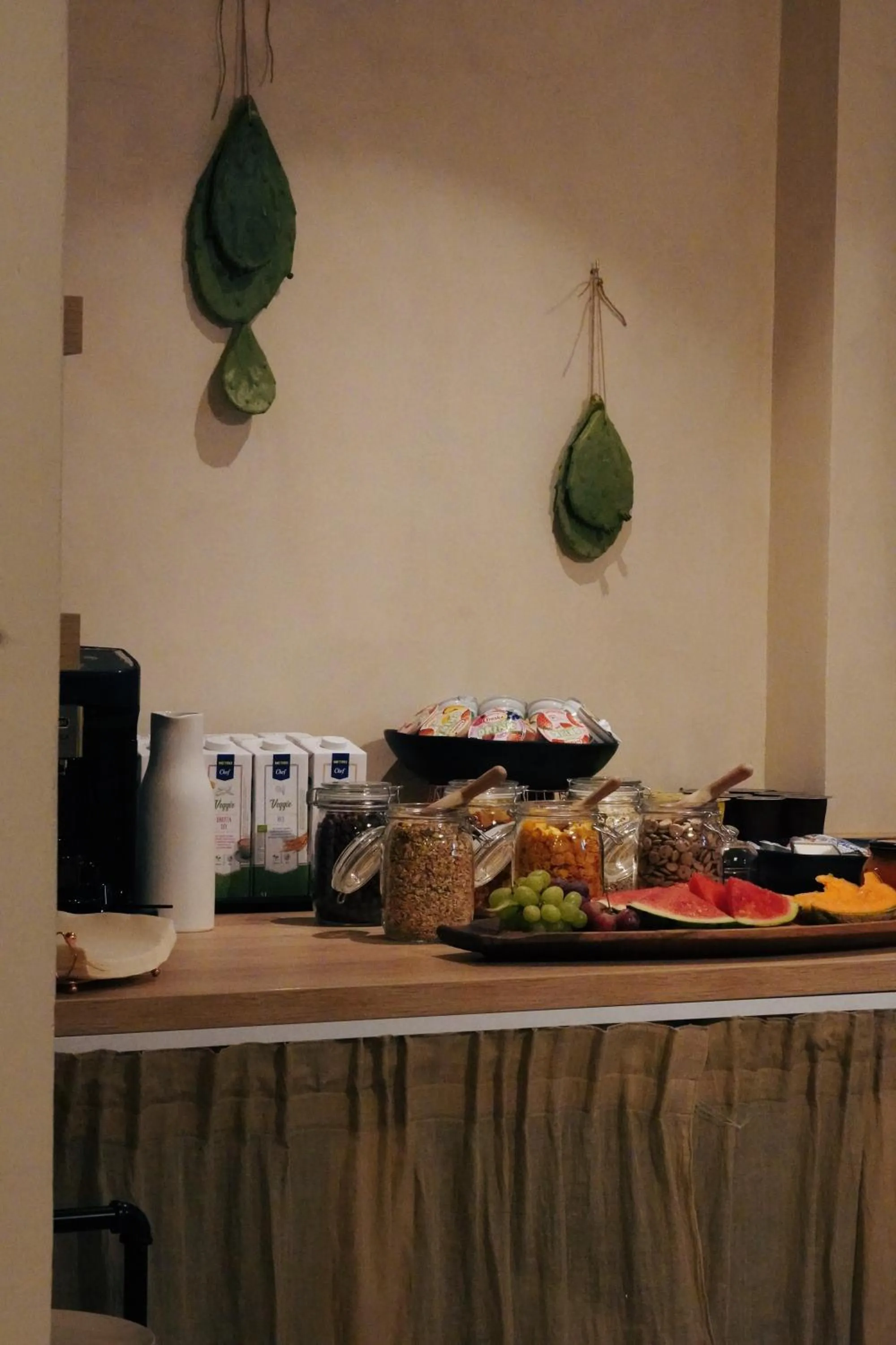 Food and drinks in lo͝or luxury rooms