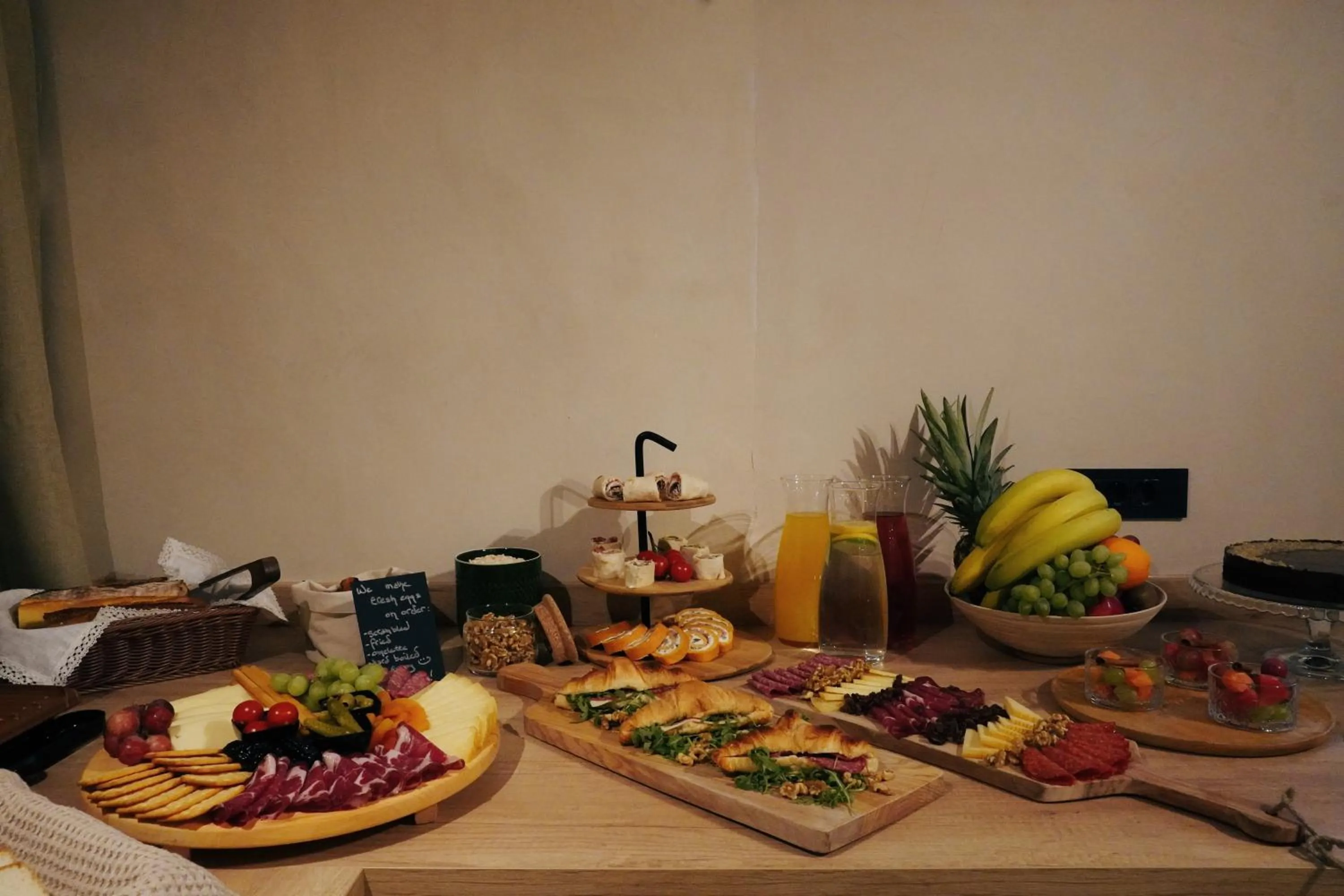 Food and drinks in lo͝or luxury rooms