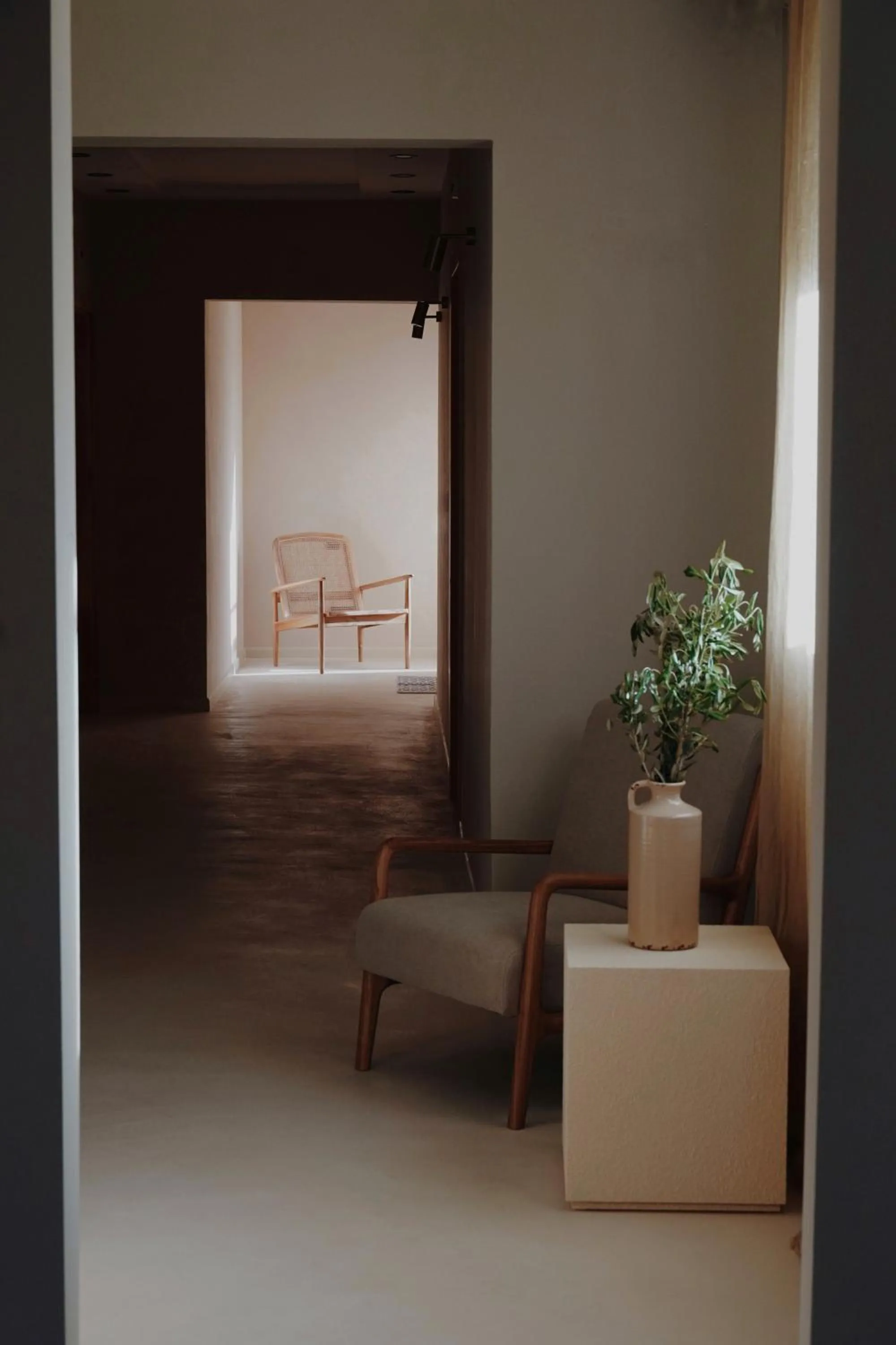 Seating area in lo͝or luxury rooms