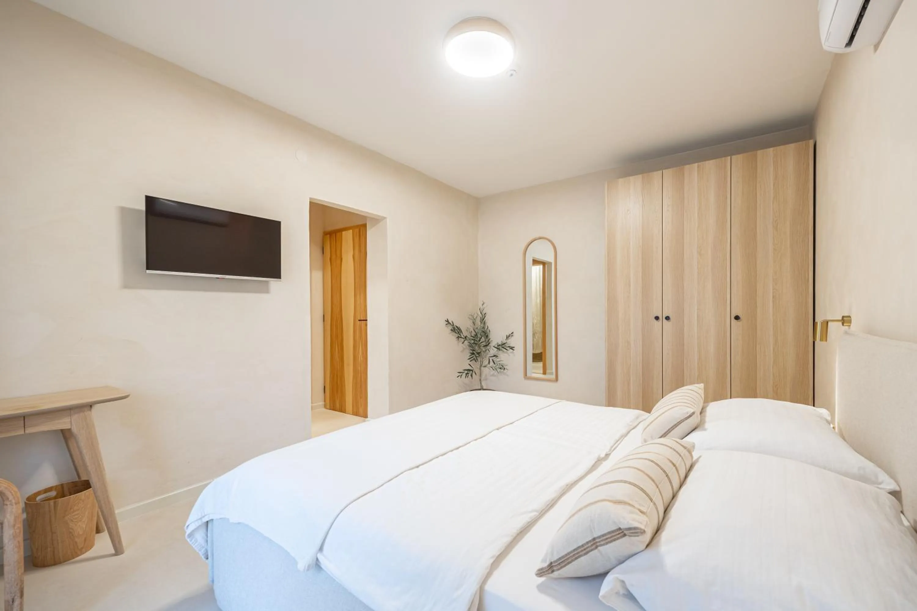 Bed in lo͝or luxury rooms