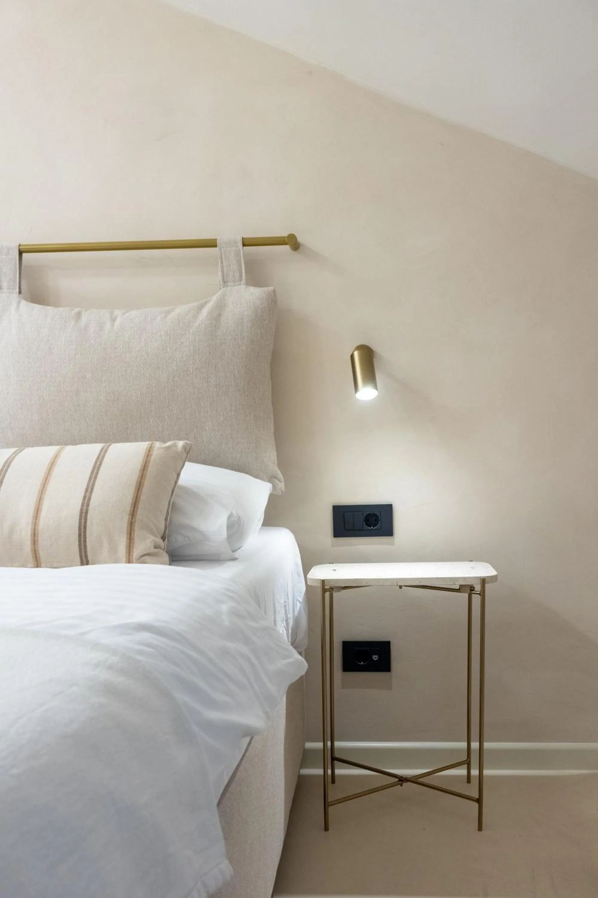 Bed in lo͝or luxury rooms