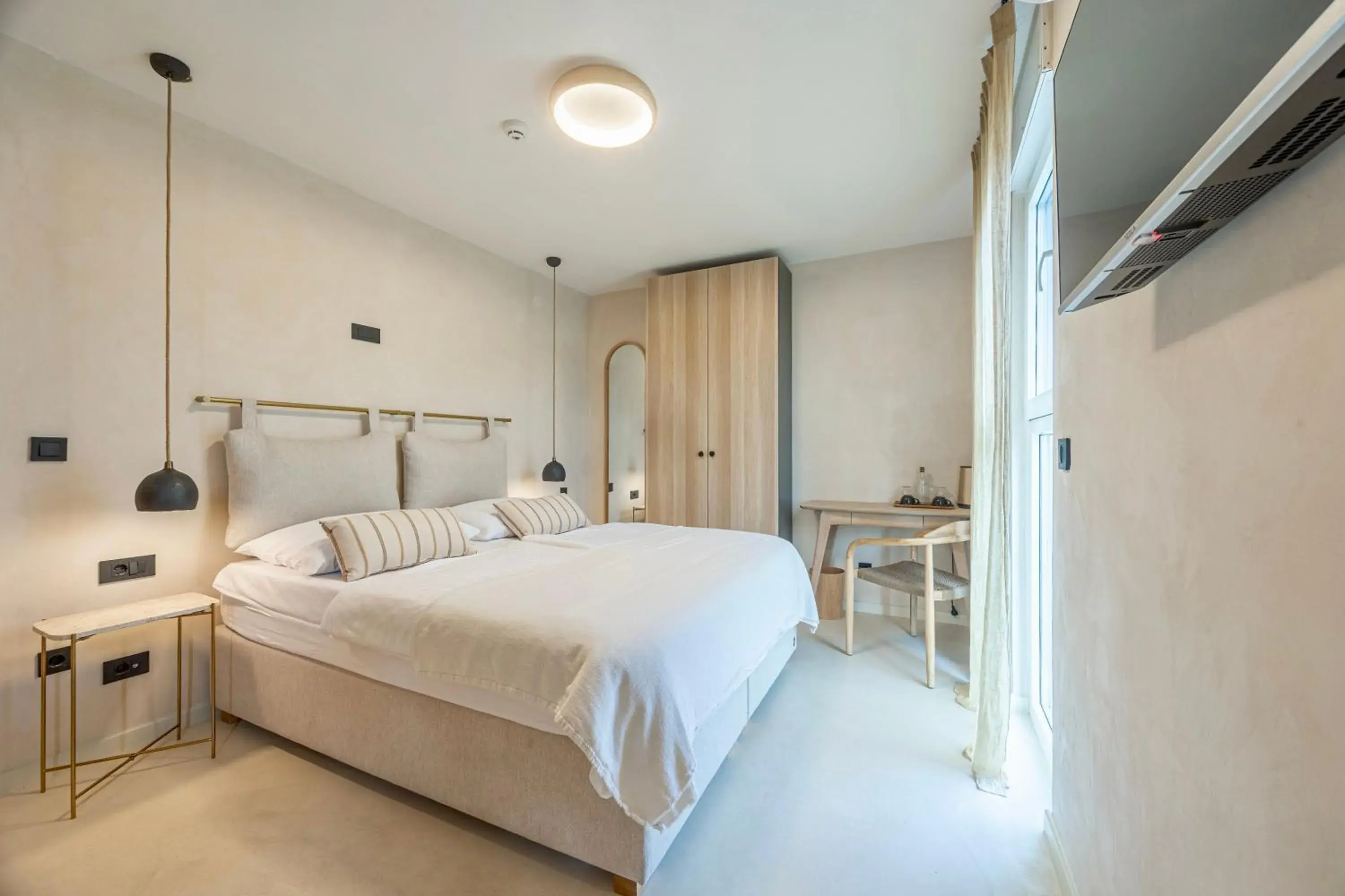 Deluxe Double Room with Side Sea View in lo͝or luxury retreat Deluxe Double Room with Side Sea View in lo͝or luxury retreat